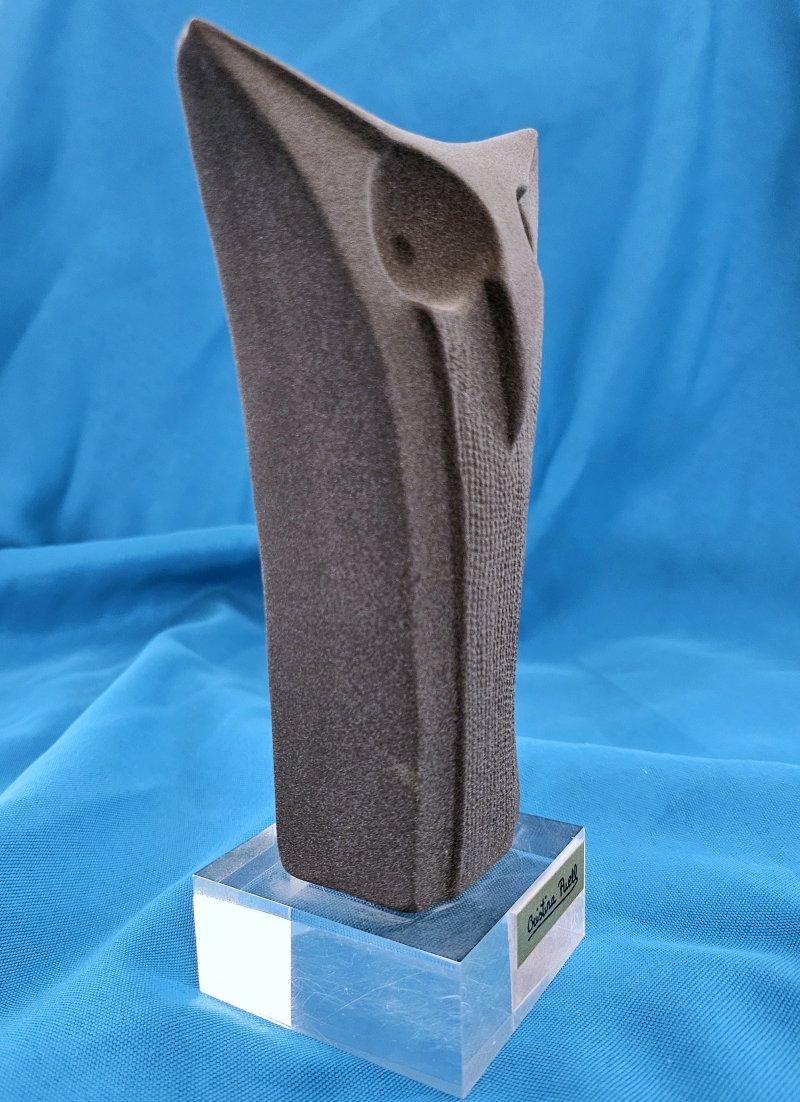 Scultura di gufo grigio-taupe di Cristina Puell, firmata sul retro, risalente alla metà del secolo scorso In condizioni buone in vendita a Warrenton, OR