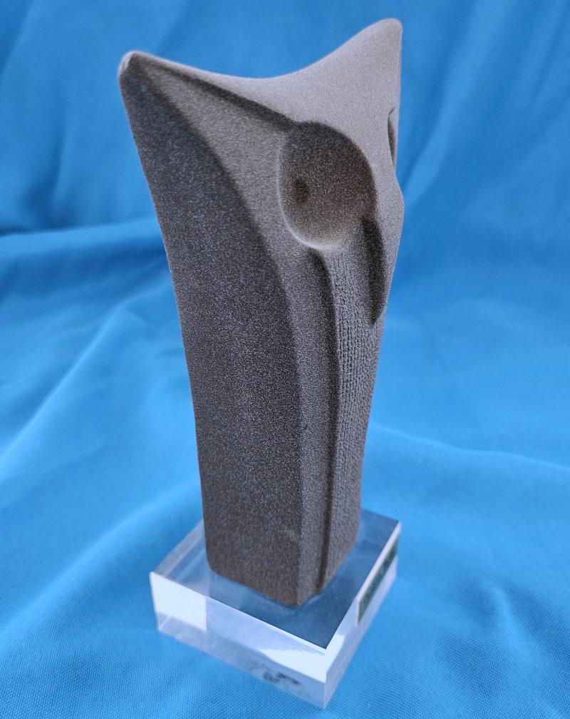 XX secolo Scultura di gufo grigio-taupe di Cristina Puell, firmata sul retro, risalente alla metà del secolo scorso in vendita