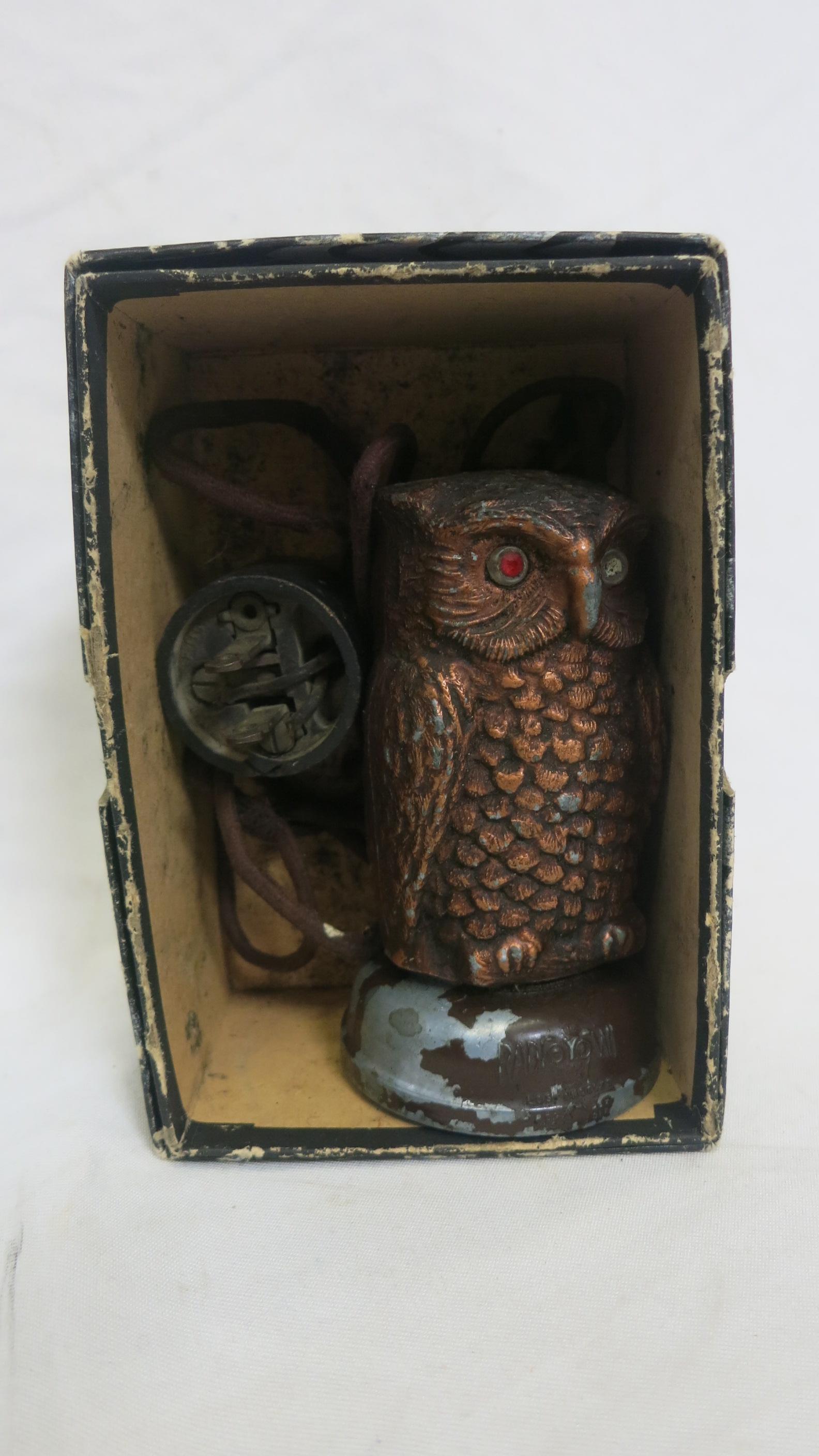 Vintage electric owl timer. Copper-painted metal red jewel style eyes. This piece is in excellent condition.

Dimensions: 4.5