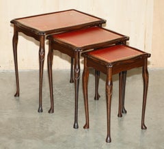 SET DI TRE TAVOLINI VINTAGE IN COLORE OXBLOOD CON FOGLIE D’ORO, PELLE E BEECHE, STILE MID-CENTURY