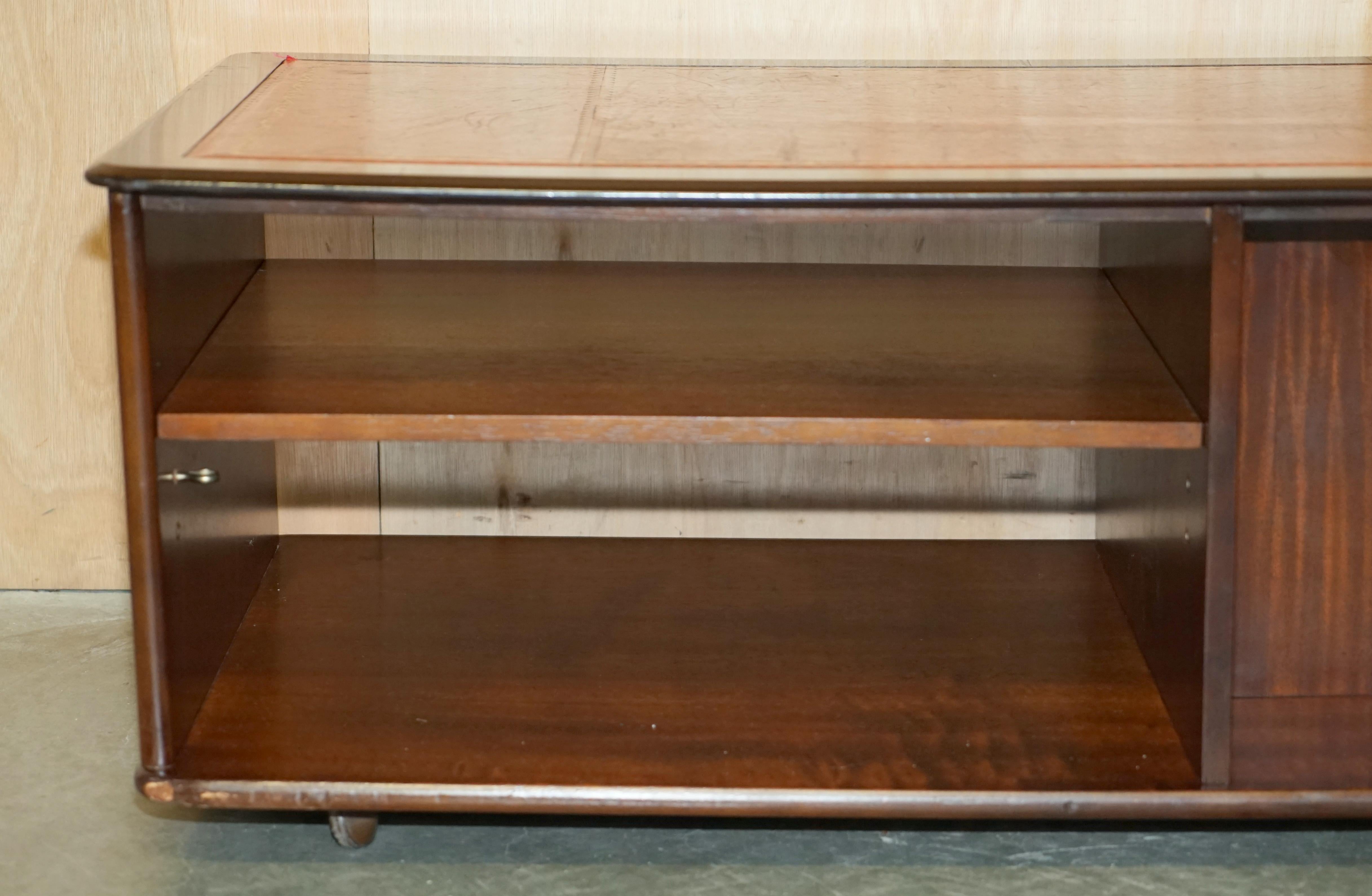 ViNTAGE OXBLOOD LEATHER AND FLAMED HARDWOOD COFFEE TABLE PART OF LARGE SUITE For Sale 7