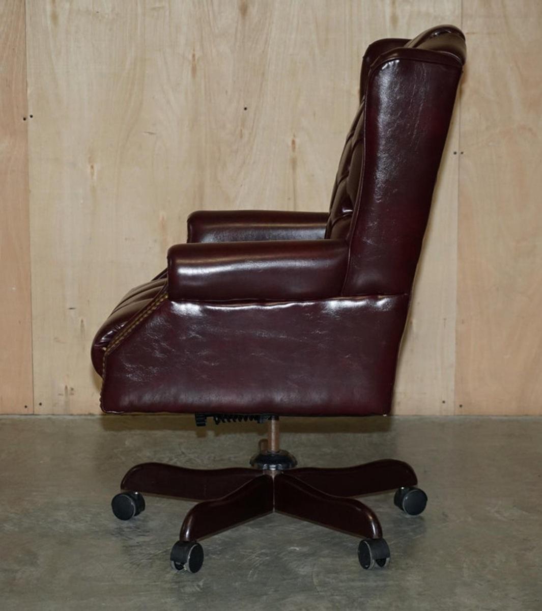 Vintage Oxblood Leder Antik Stud Chesterfield Wingback Drehstuhl Bürostuhl im Angebot 6