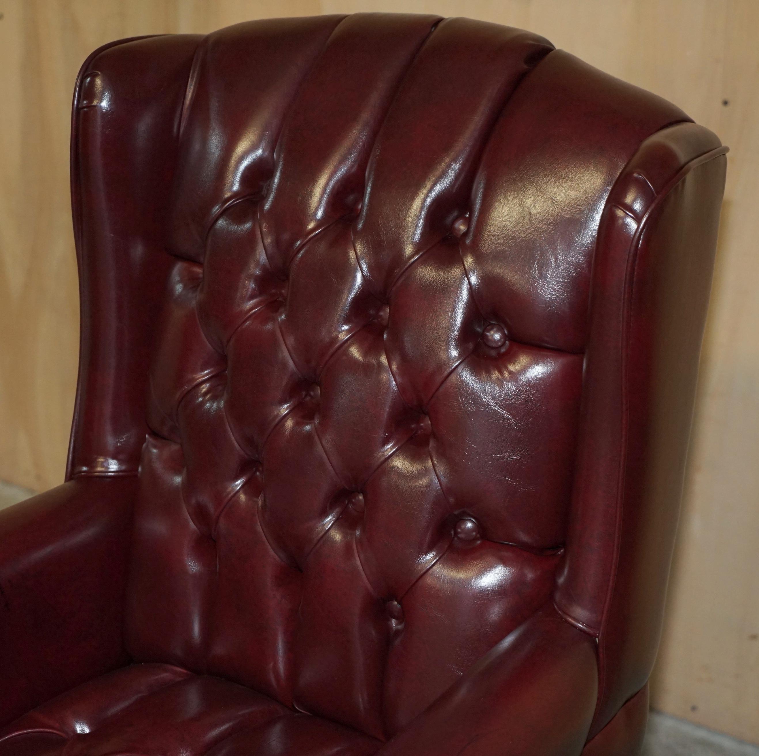 Anglais Chaise de bureau pivotante vintage Chesterfield Wingback en cuir sang de bœuf à clous anciens en vente