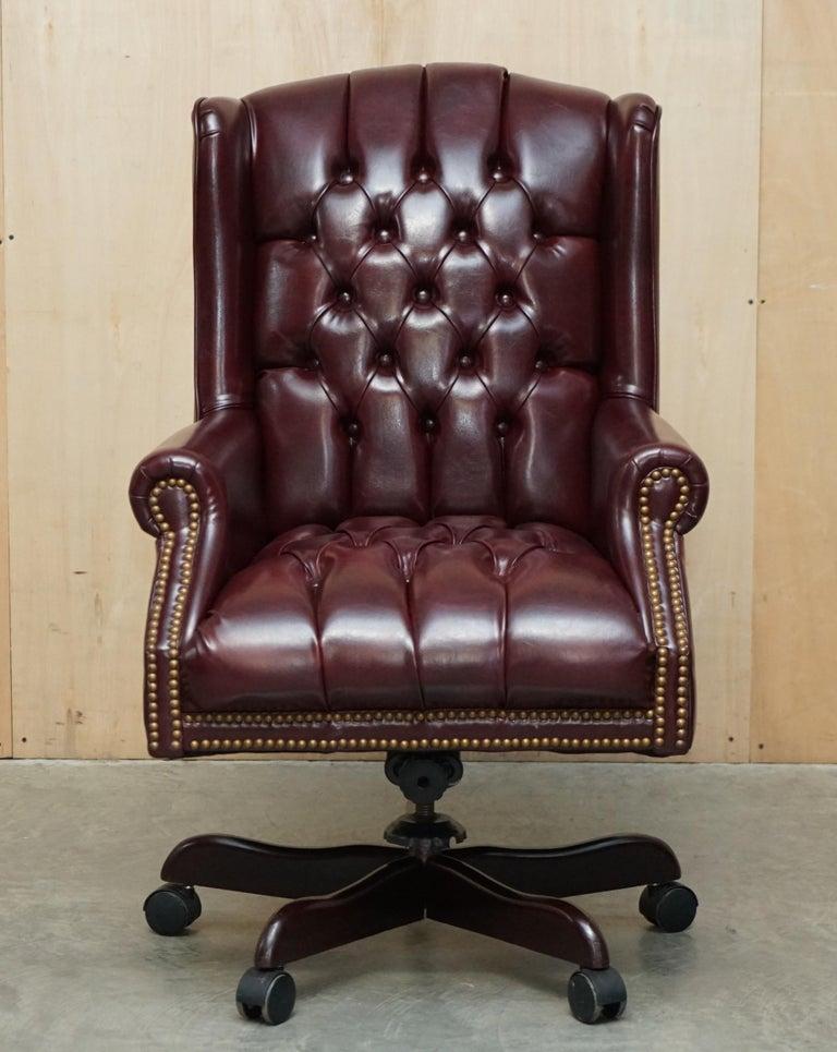 Vintage Oxblood Leder Antik Stud Chesterfield Wingback Drehstuhl Bürostuhl (Englisch) im Angebot