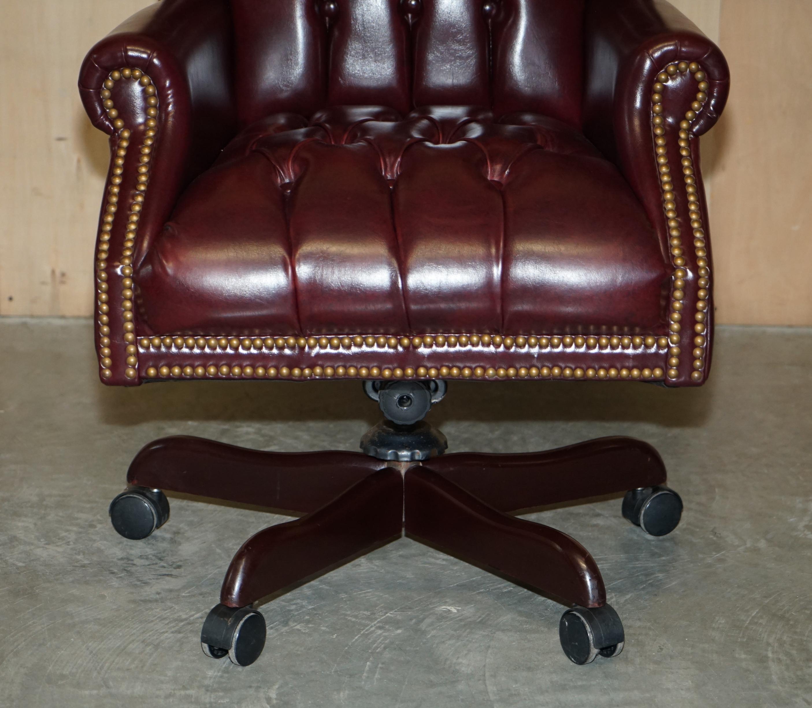 Fait main Chaise de bureau pivotante vintage Chesterfield Wingback en cuir sang de bœuf à clous anciens en vente