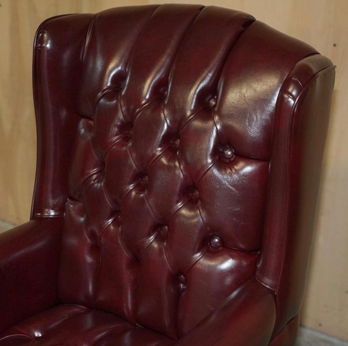 Vintage Oxblood Leder Antik Stud Chesterfield Wingback Drehstuhl Bürostuhl (Handgefertigt) im Angebot