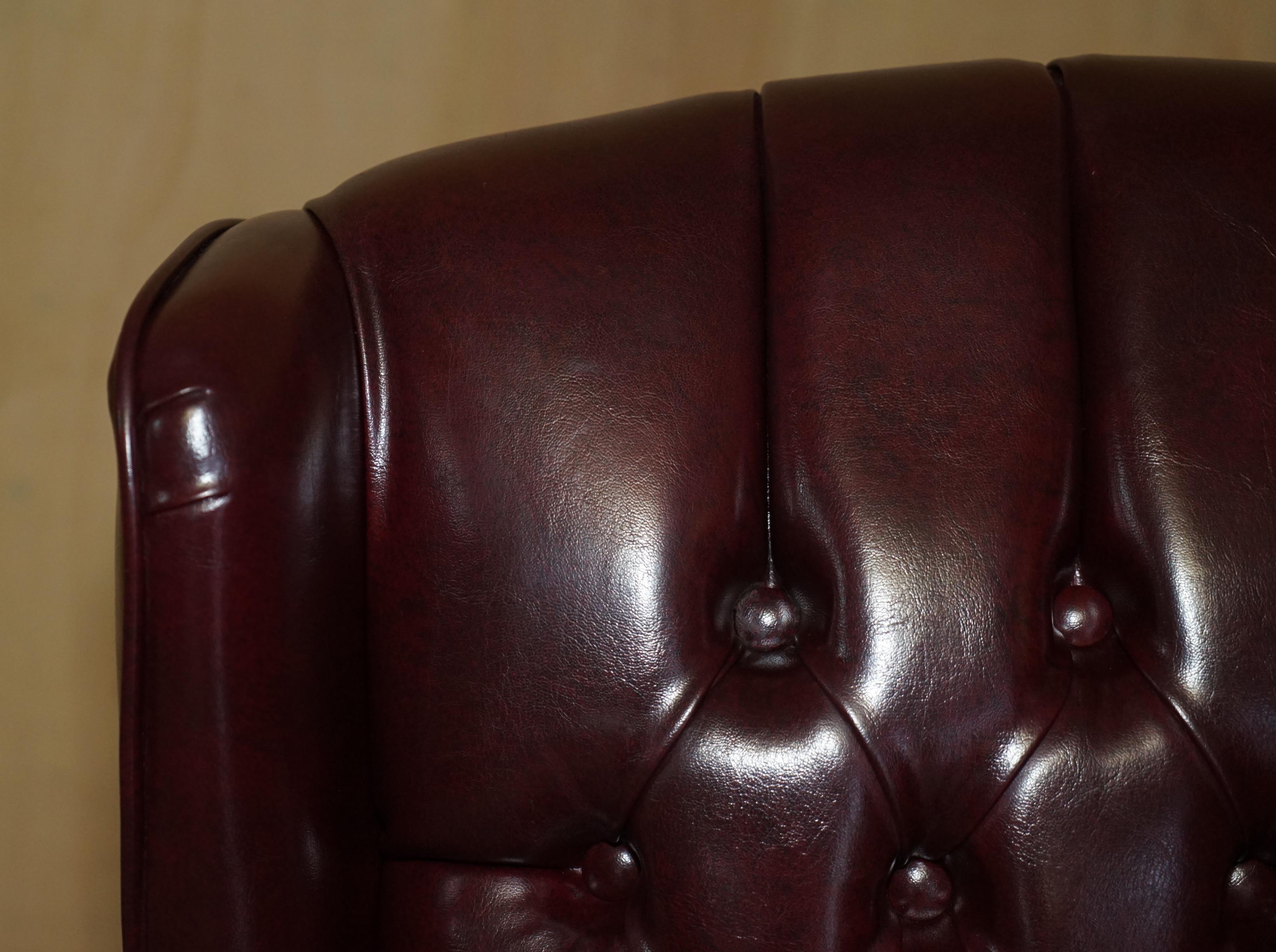 20ième siècle Chaise de bureau pivotante vintage Chesterfield Wingback en cuir sang de bœuf à clous anciens en vente