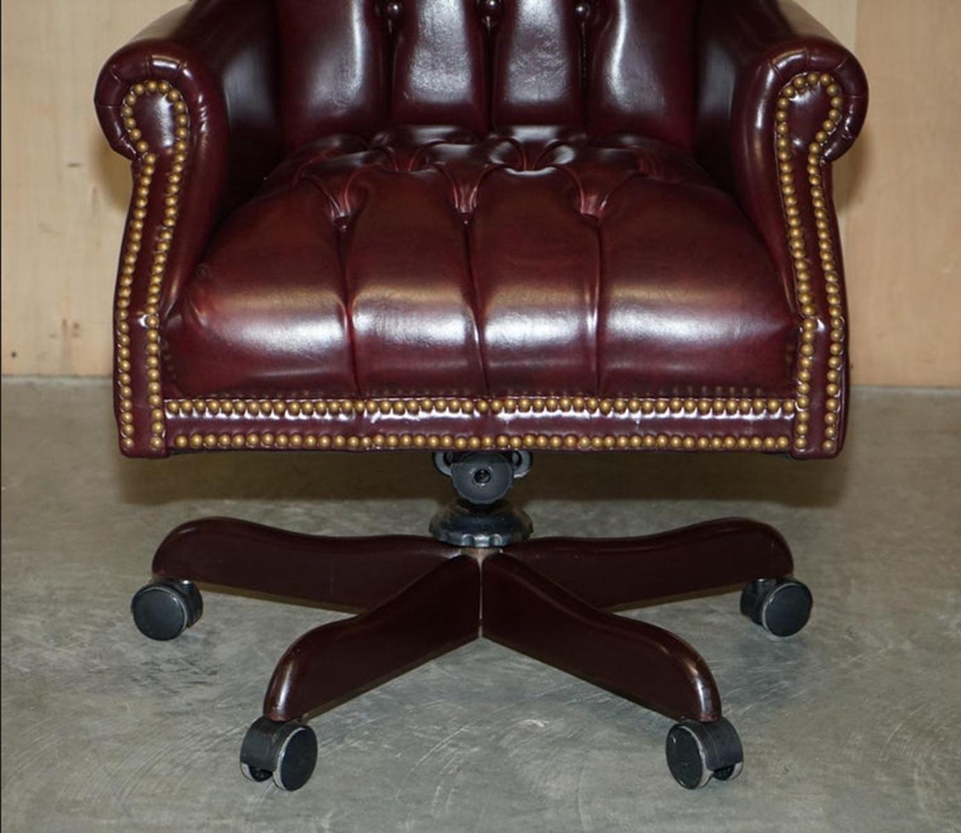 Vintage Oxblood Leder Antik Stud Chesterfield Wingback Drehstuhl Bürostuhl im Zustand „Gut“ im Angebot in West Sussex, Pulborough