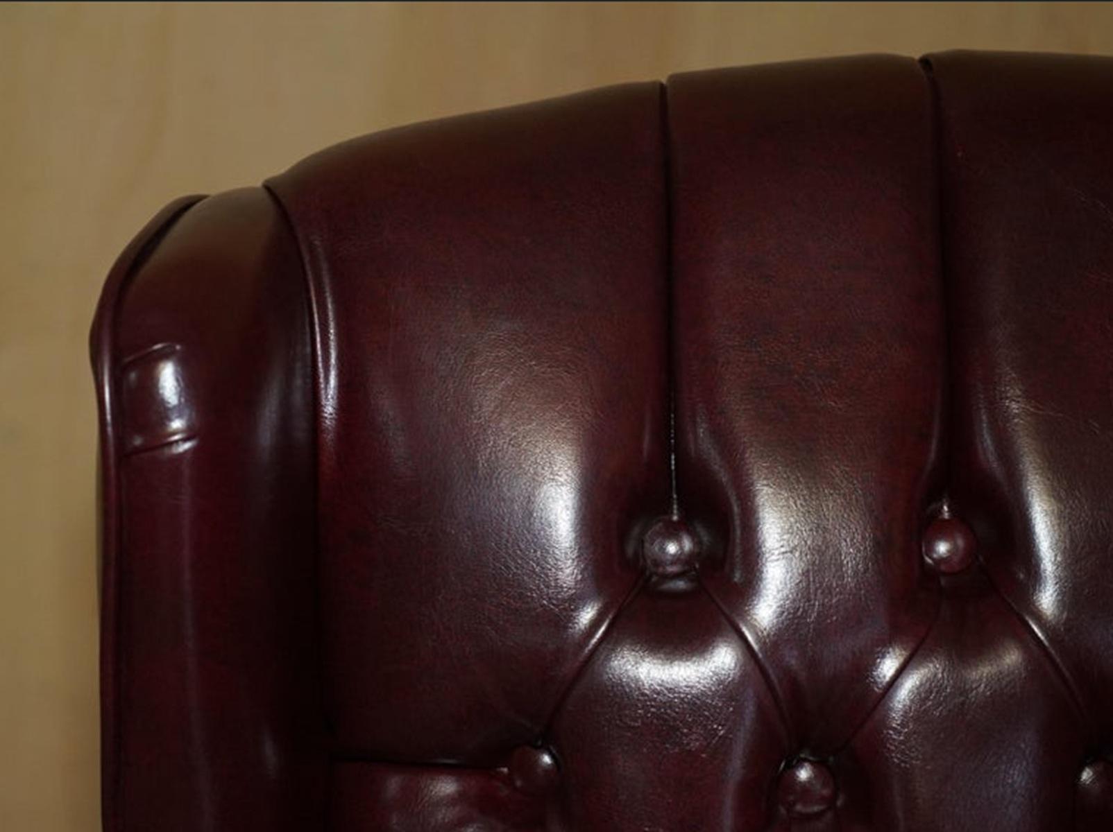 Vintage Oxblood Leder Antik Stud Chesterfield Wingback Drehstuhl Bürostuhl (20. Jahrhundert) im Angebot