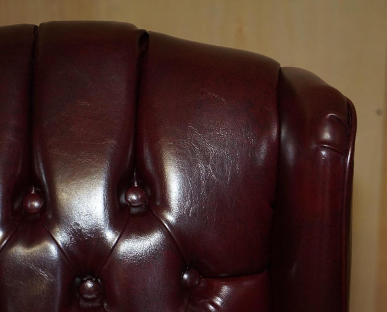 Vintage Oxblood Leder Antik Stud Chesterfield Wingback Drehstuhl Bürostuhl im Angebot 1