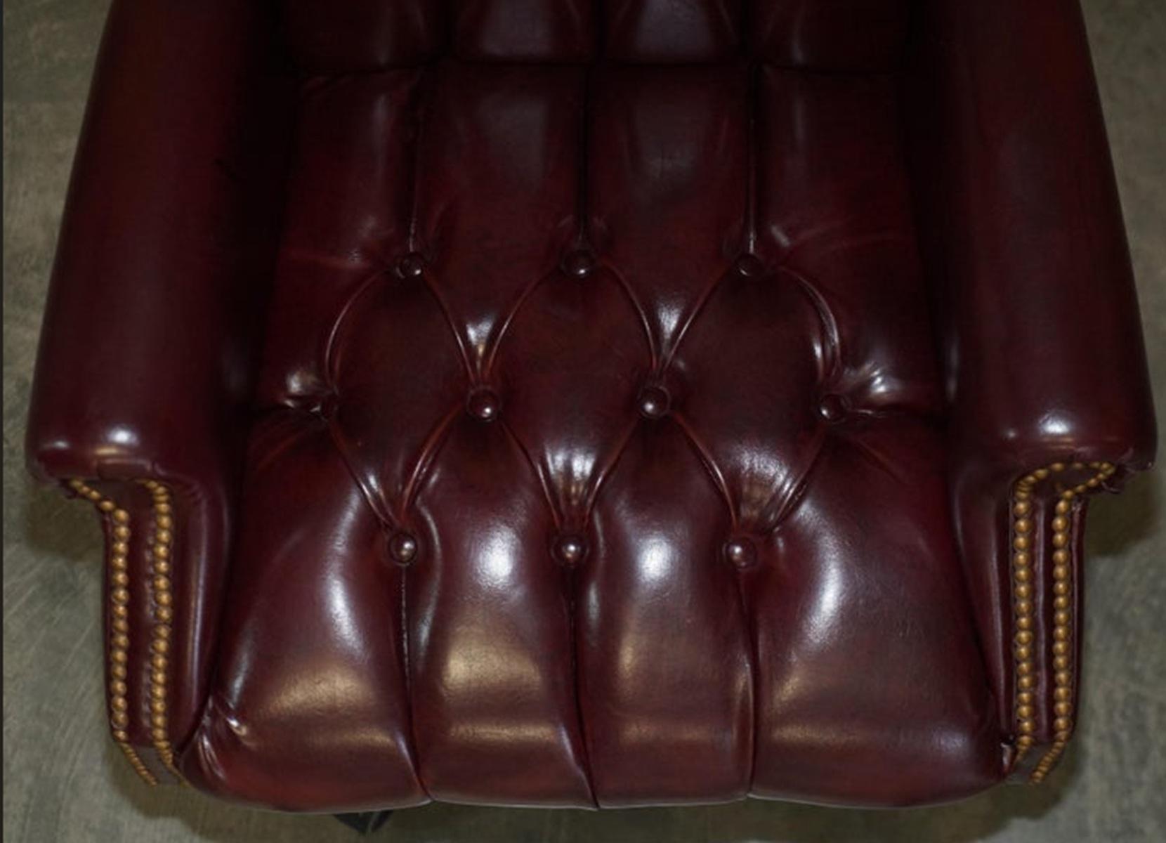 Vintage Oxblood Leder Antik Stud Chesterfield Wingback Drehstuhl Bürostuhl im Angebot 3
