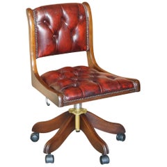 Vintage Oxblood Leder Chesterfield getufteter Kapitäns-Schreibtischstuhl, entworfen zum Tuck