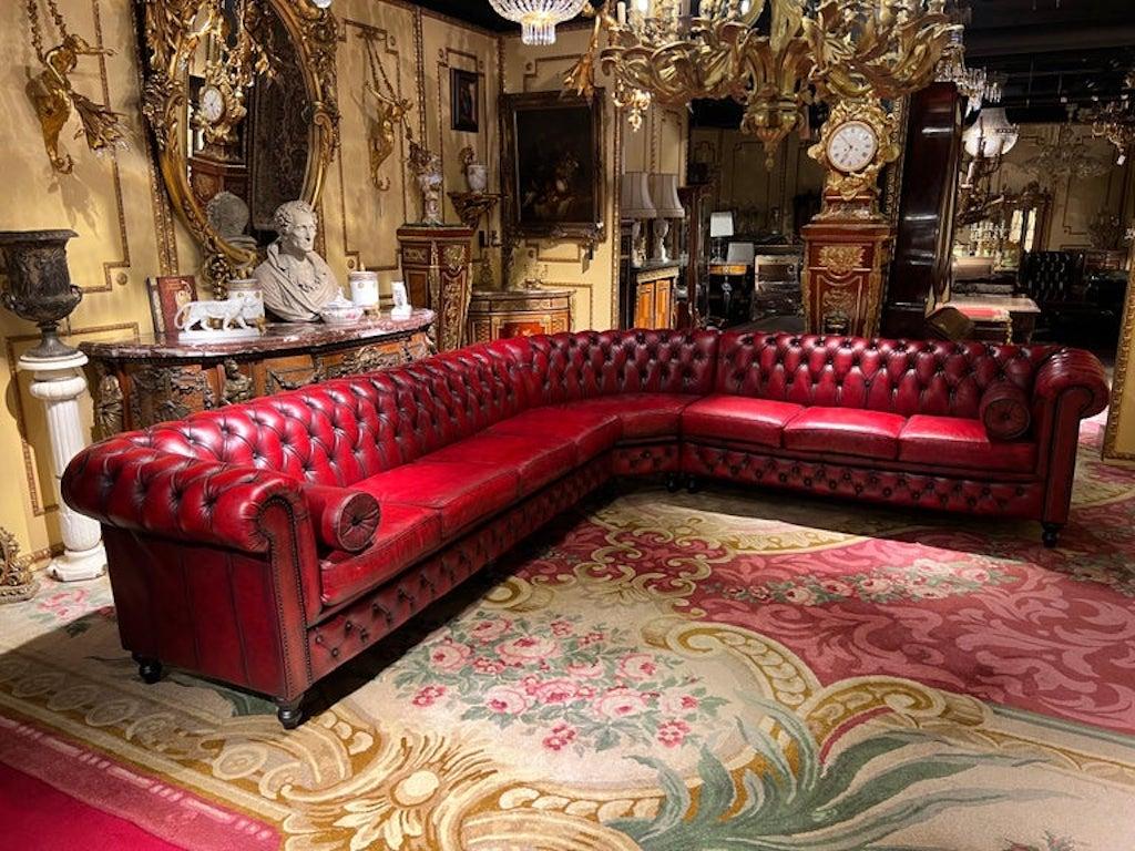 Seltene Chesterfield Eckcouch aus echtem dickem Leder in schönem Vintage Oxblood gelesen. Das Sofa kann auch als siebensitziges Sofa aufgestellt werden
guter Zustand und mit einer schönen Patina.