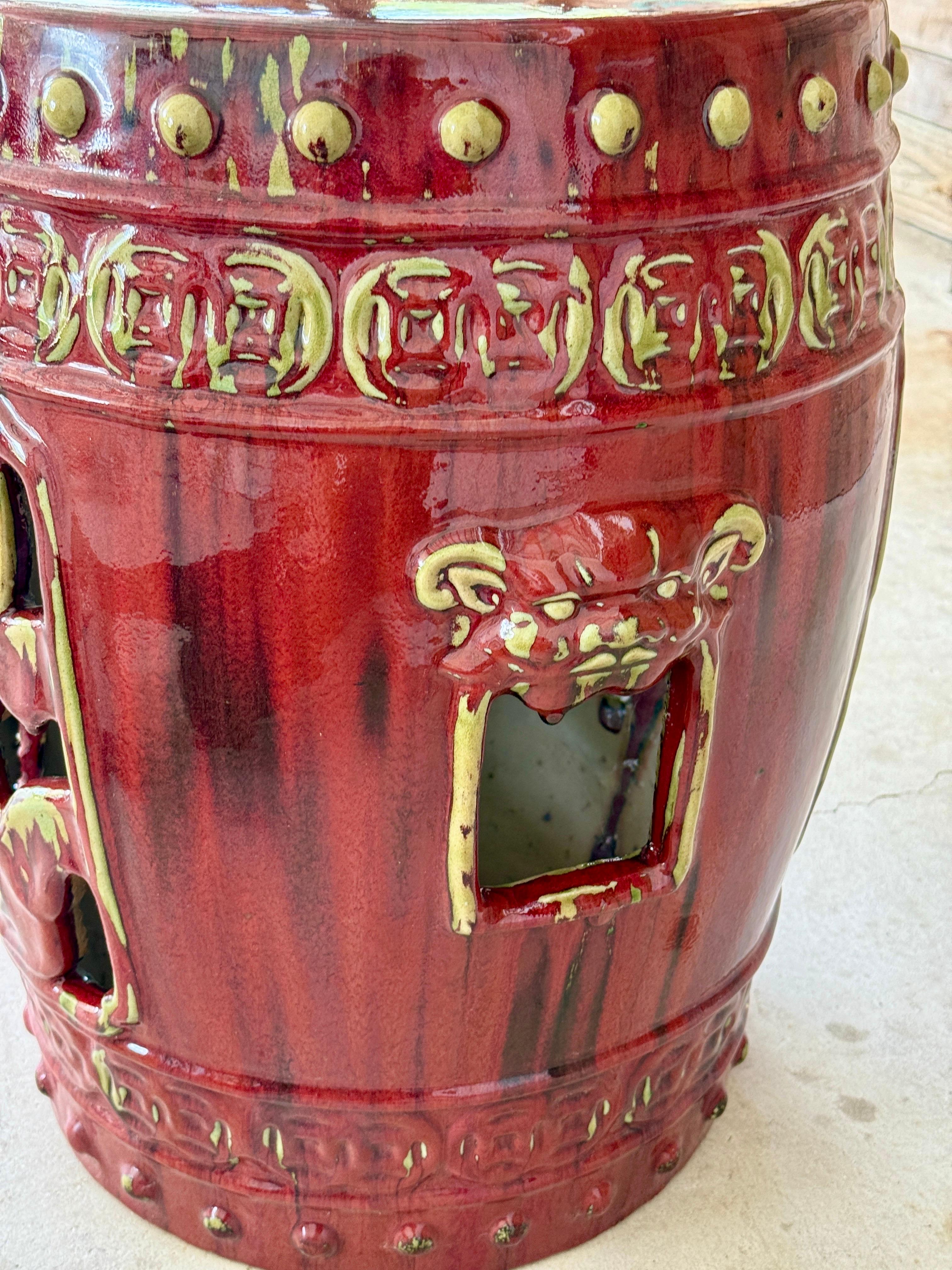 Taburete de jardín vintage de cerámica china esmaltada rojo sangre de buey con detalles perforados en venta 2