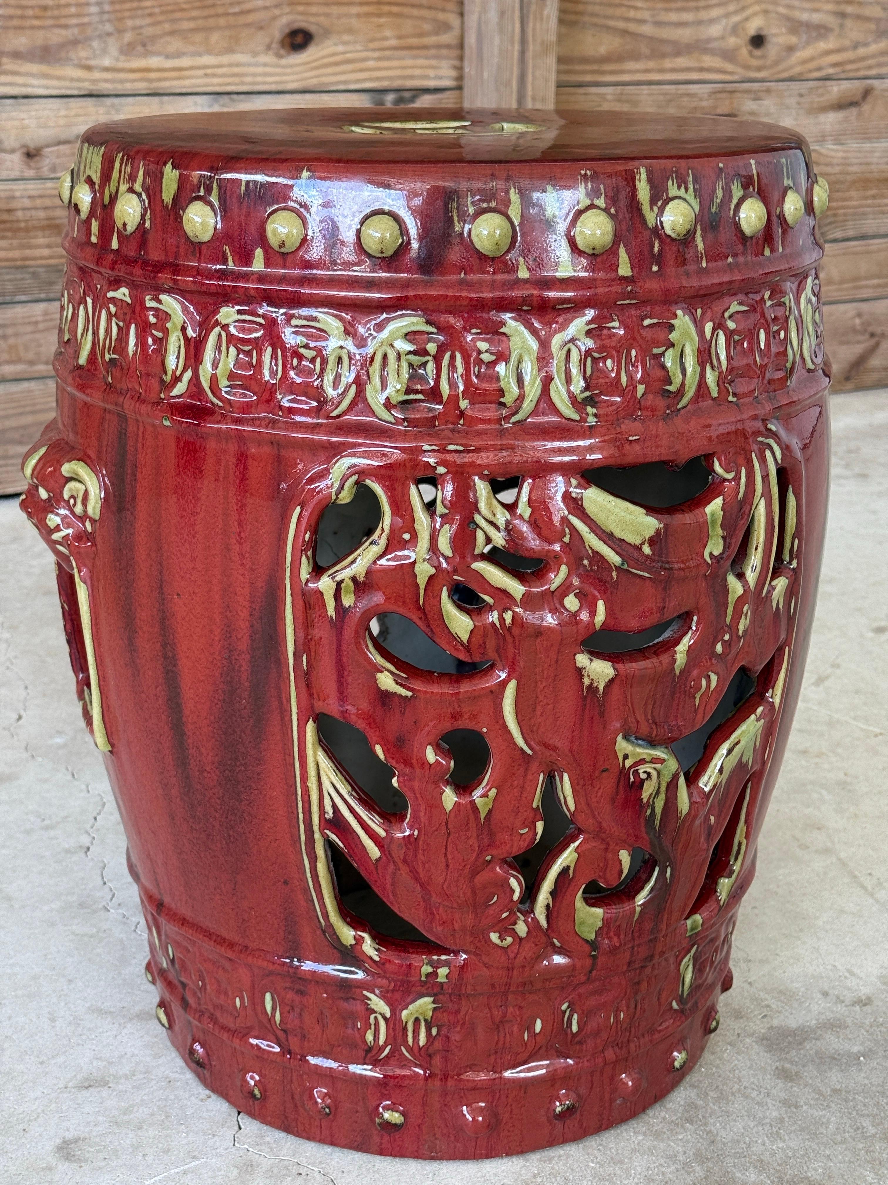 Taburete de jardín vintage de cerámica china esmaltada rojo sangre de buey con detalles perforados en venta 3
