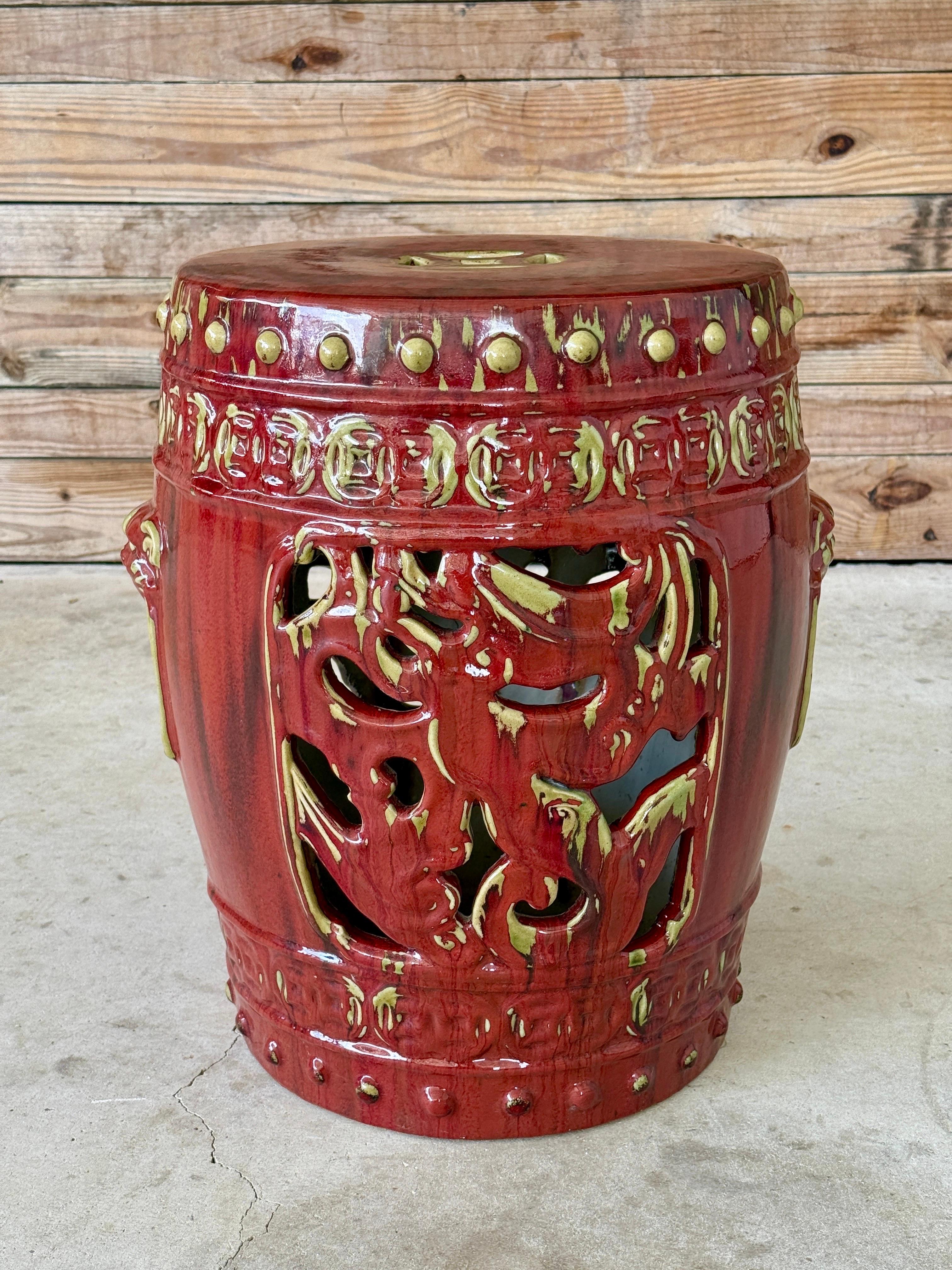 Taburete de jardín vintage de cerámica china esmaltada rojo sangre de buey con detalles perforados en venta 4
