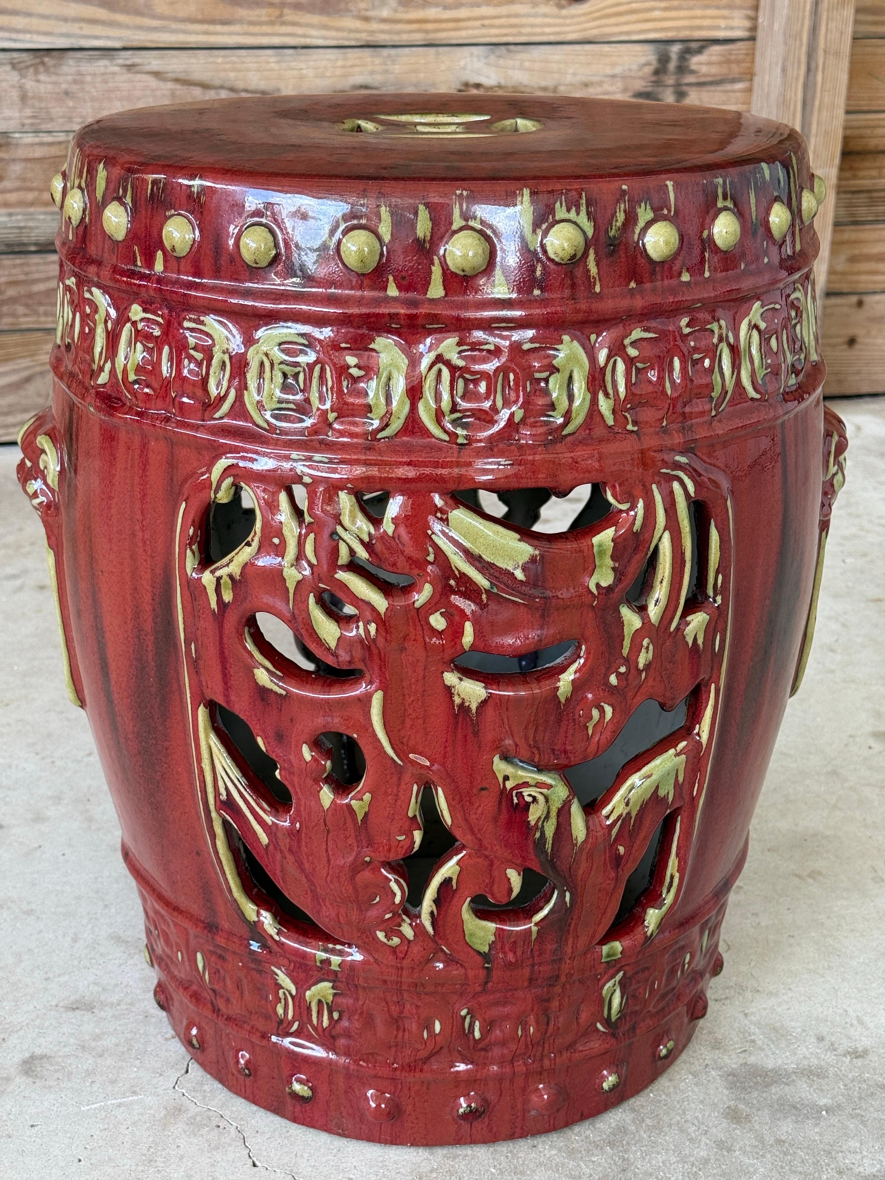 Taburete de jardín vintage de cerámica china esmaltada rojo sangre de buey con detalles perforados en venta 5