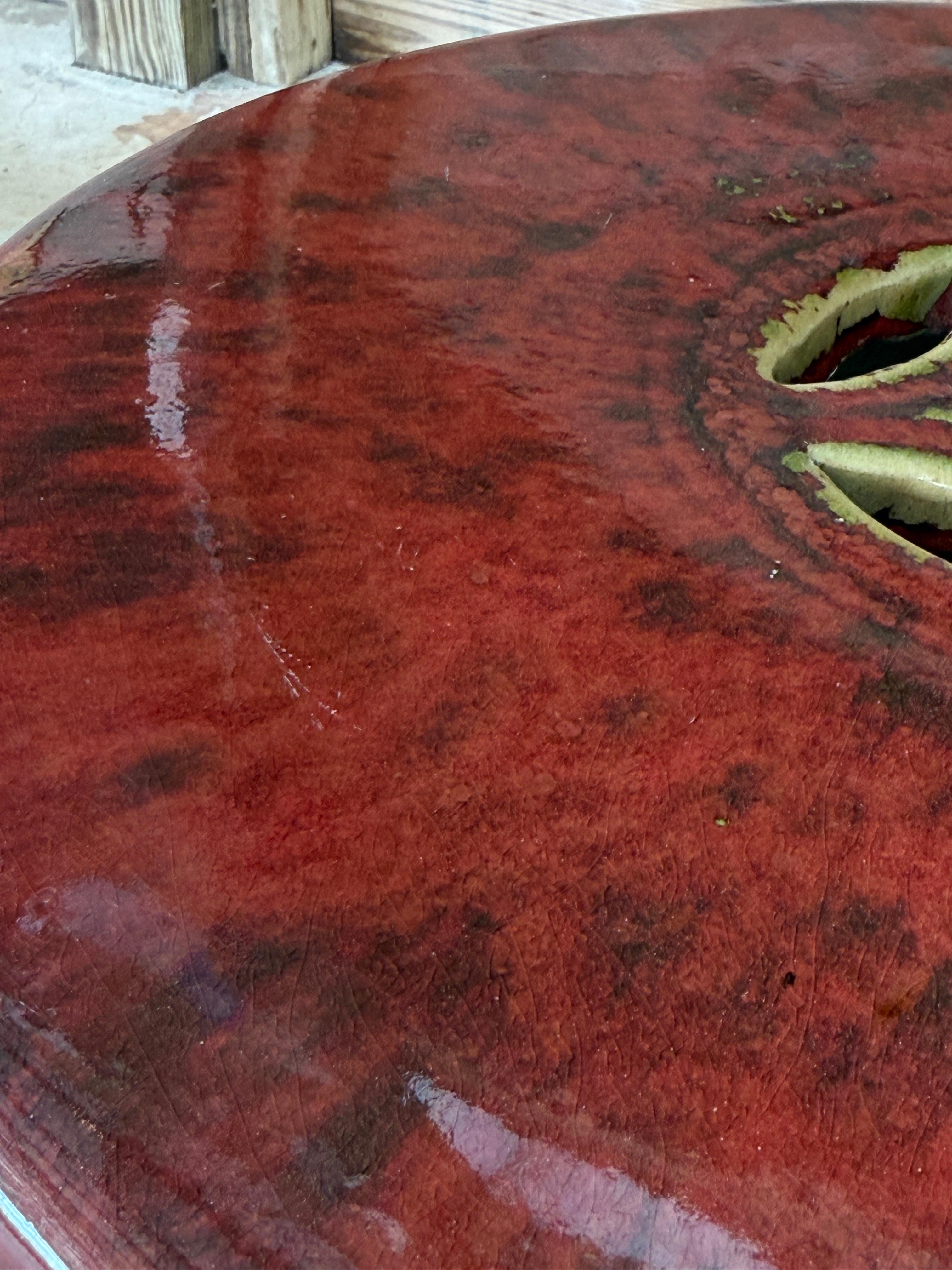 Taburete de jardín vintage de cerámica china esmaltada rojo sangre de buey con detalles perforados Regencia en venta