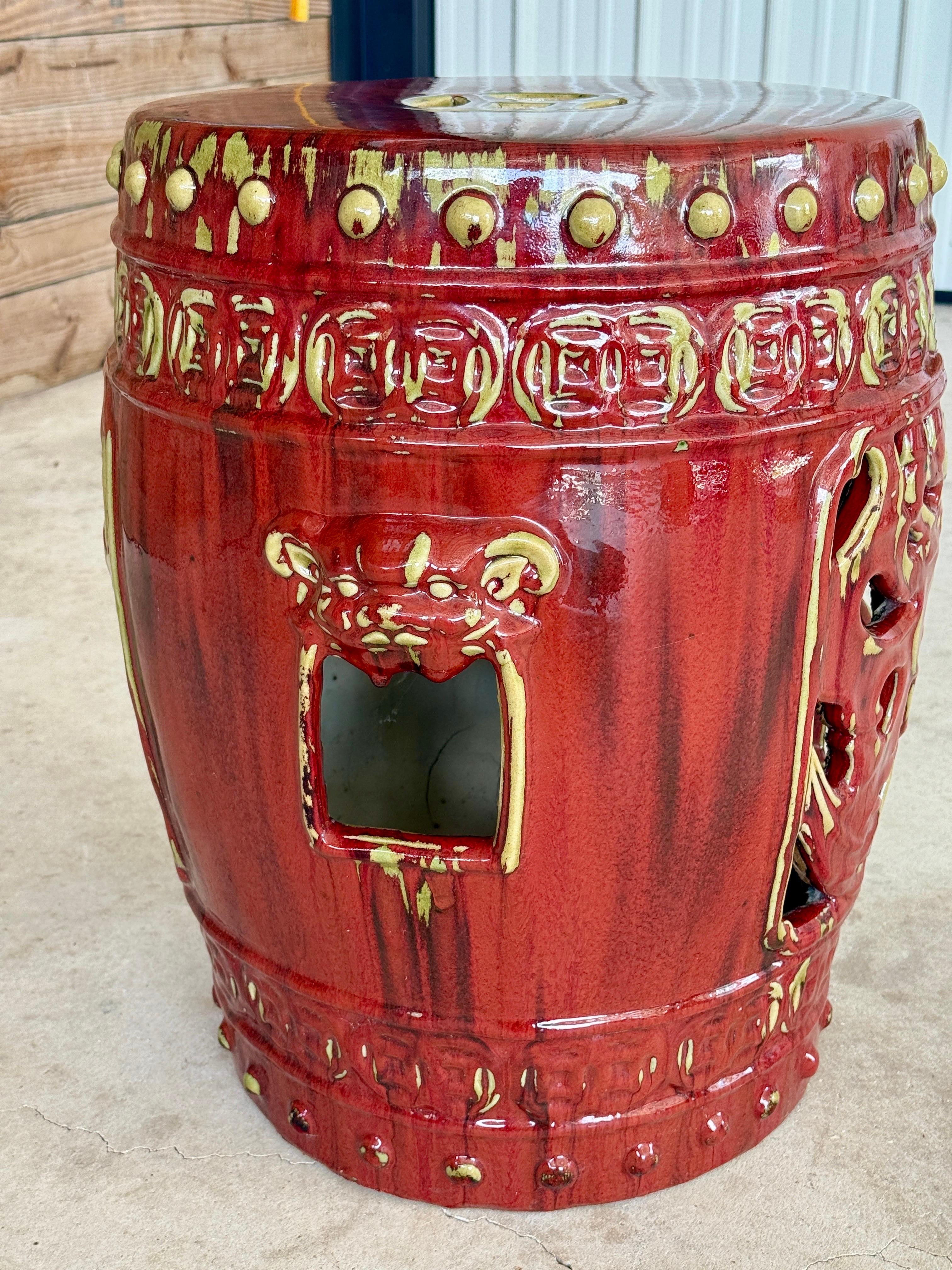 Taburete de jardín vintage de cerámica china esmaltada rojo sangre de buey con detalles perforados Desconocido en venta