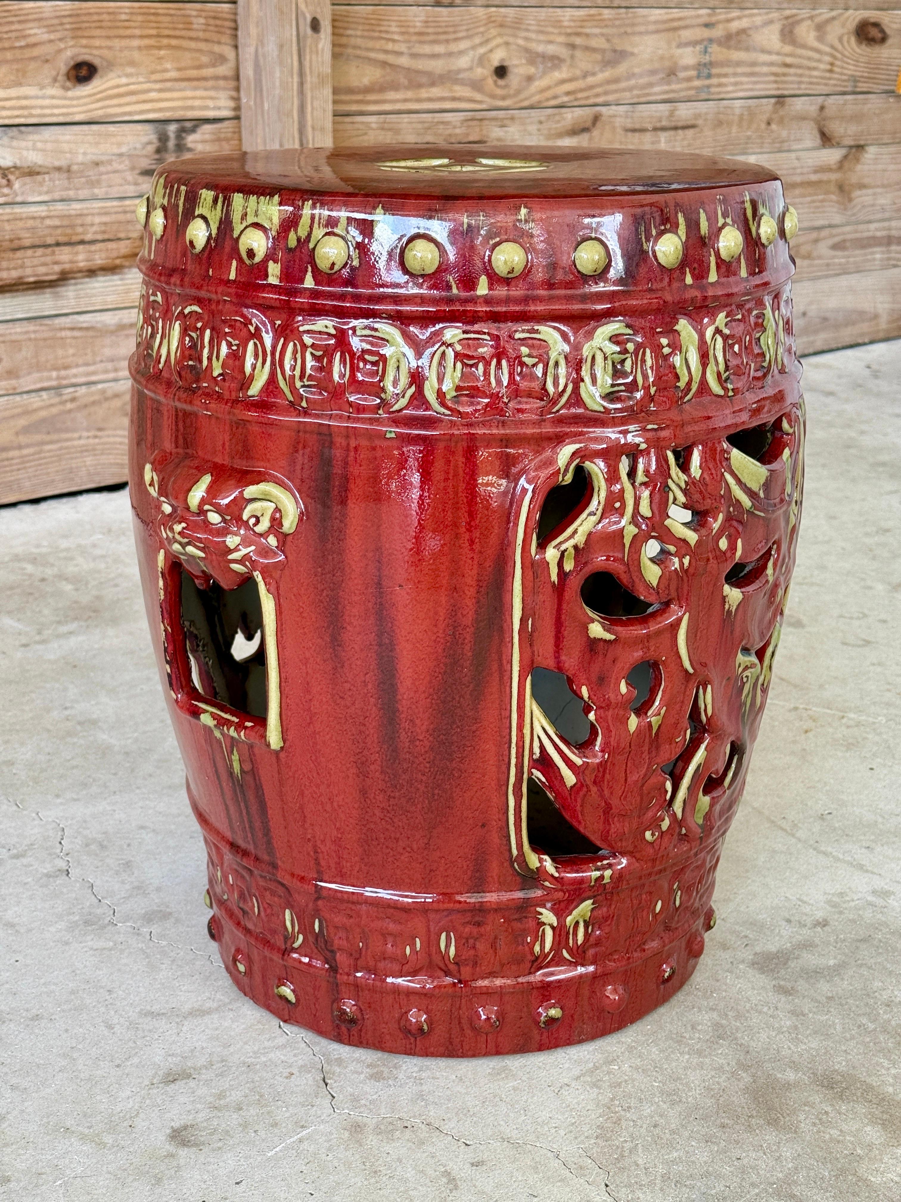 Taburete de jardín vintage de cerámica china esmaltada rojo sangre de buey con detalles perforados Cerámico en venta