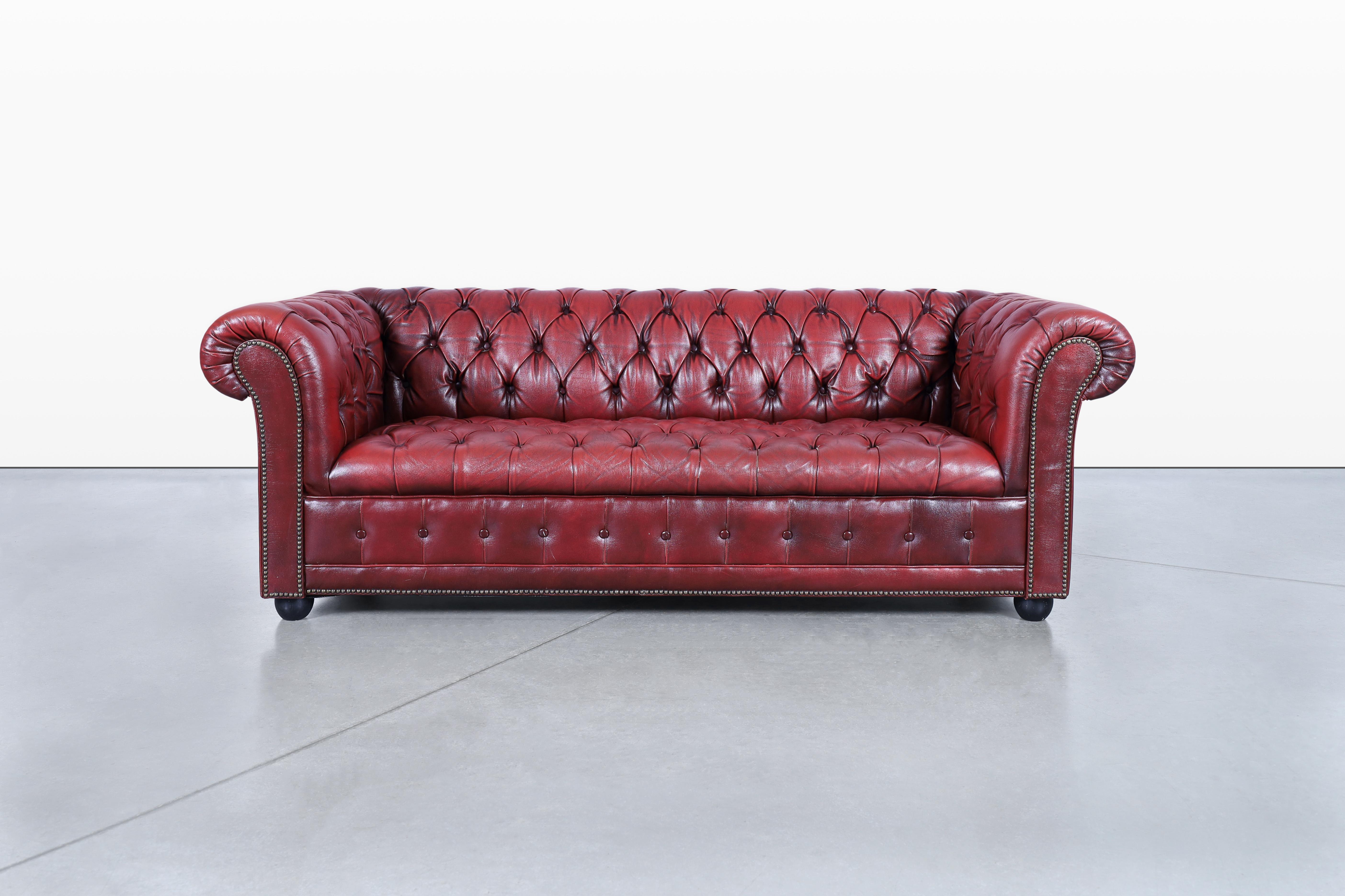 Vintage Oxford Red Leather Chesterfield Sofa In Good Condition For Sale In North Hollywood, CA