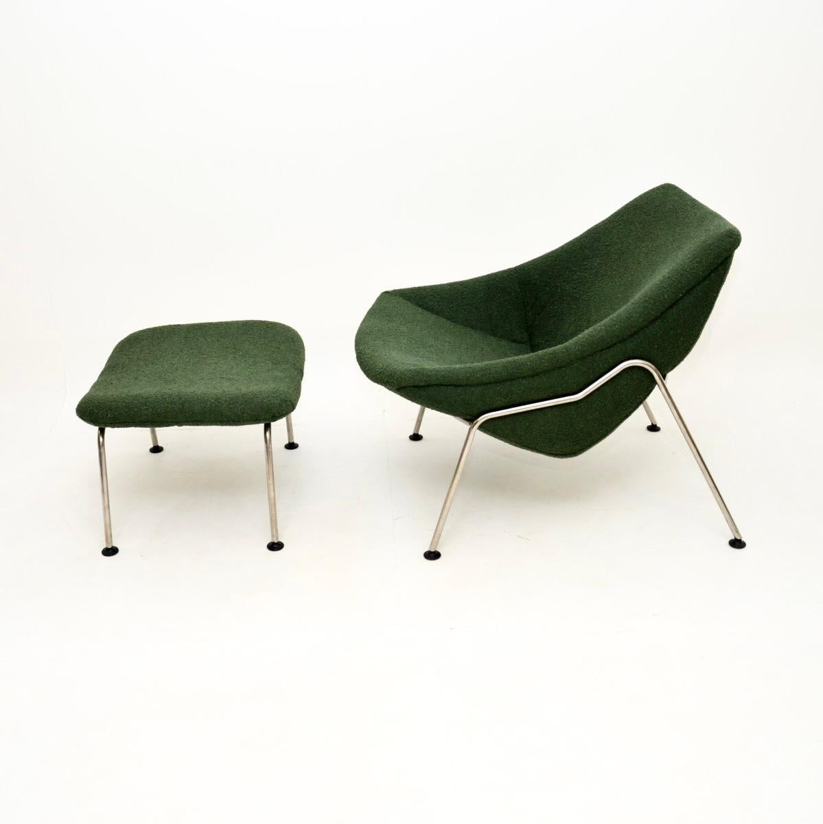 Mid-Century Modern Fauteuil et tabouret Vintage Oyster en vente