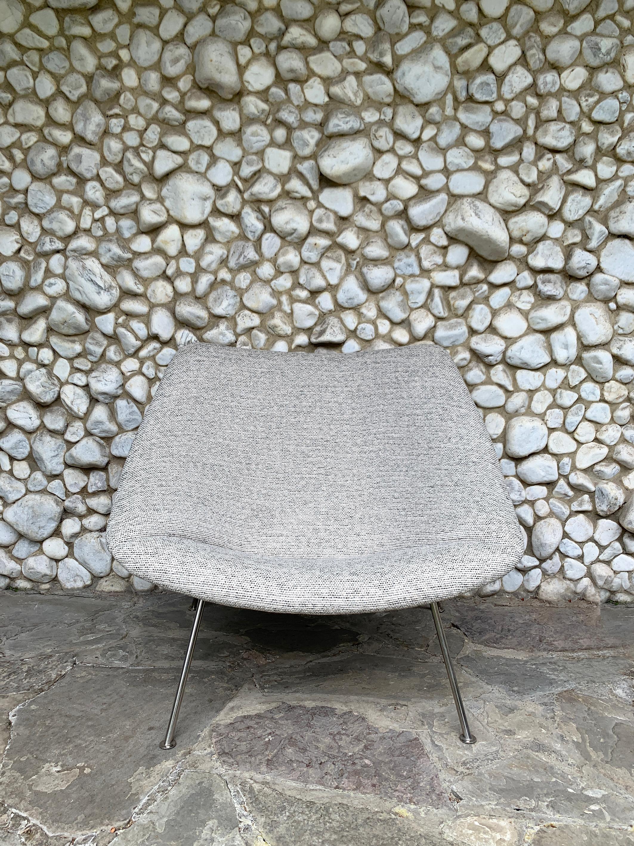 Vintage Oyster armchair model 157 from the 1960s.

Completely new upholstery (new foam and Kvadrat fabric). Very comfortable and in very nice condition. 
The base is Nickel-plated steel (which gives a slightly yellowish tint unlike the chrome