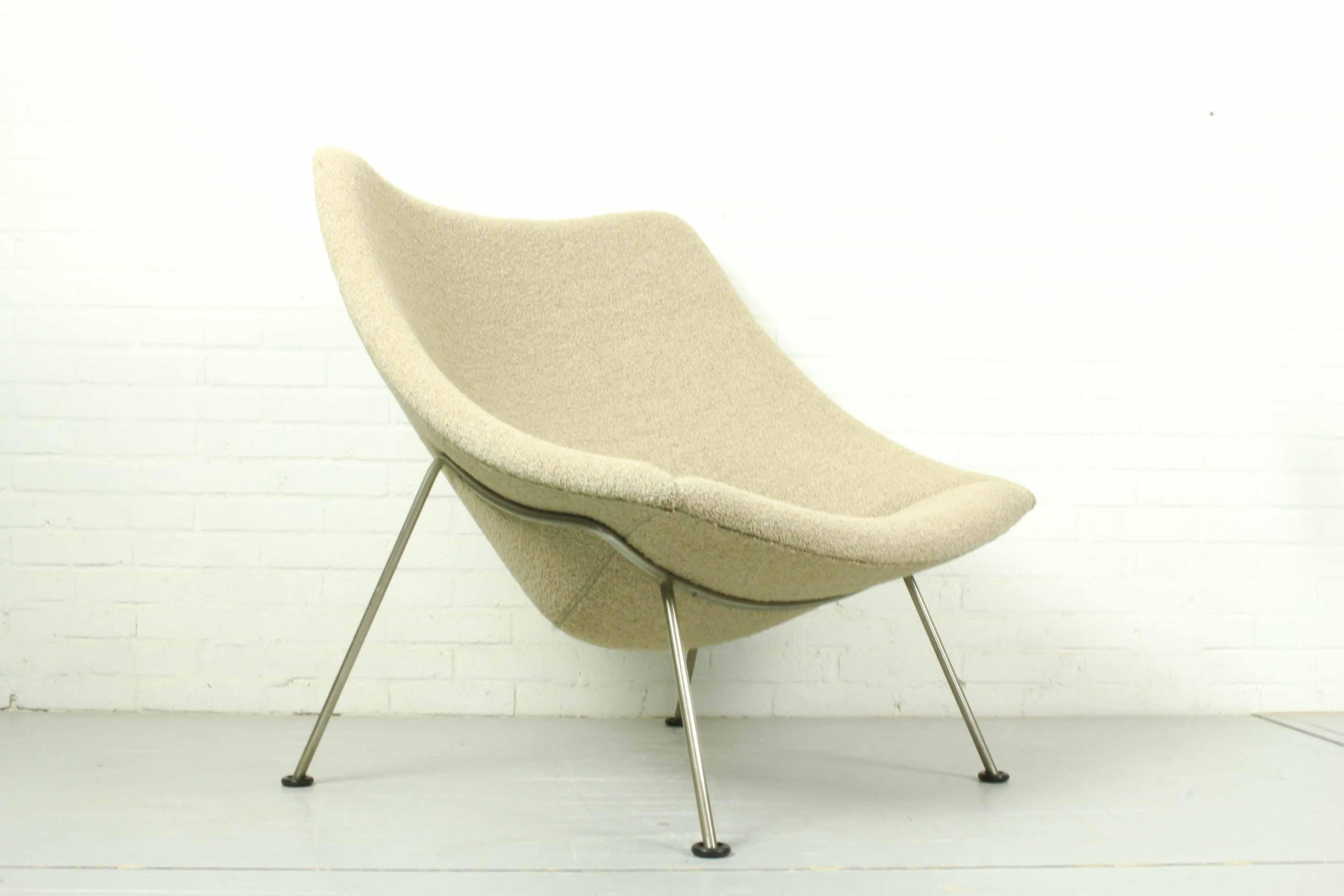 Model Oyster lounge chair by Pierre Paulin for Artifort, Netherlands, Shell covered with foam and upholstered in a beautiful fabric (Designtex Lambert color: Latte BOUCLE ). Base made of nickel-plated steel rods.