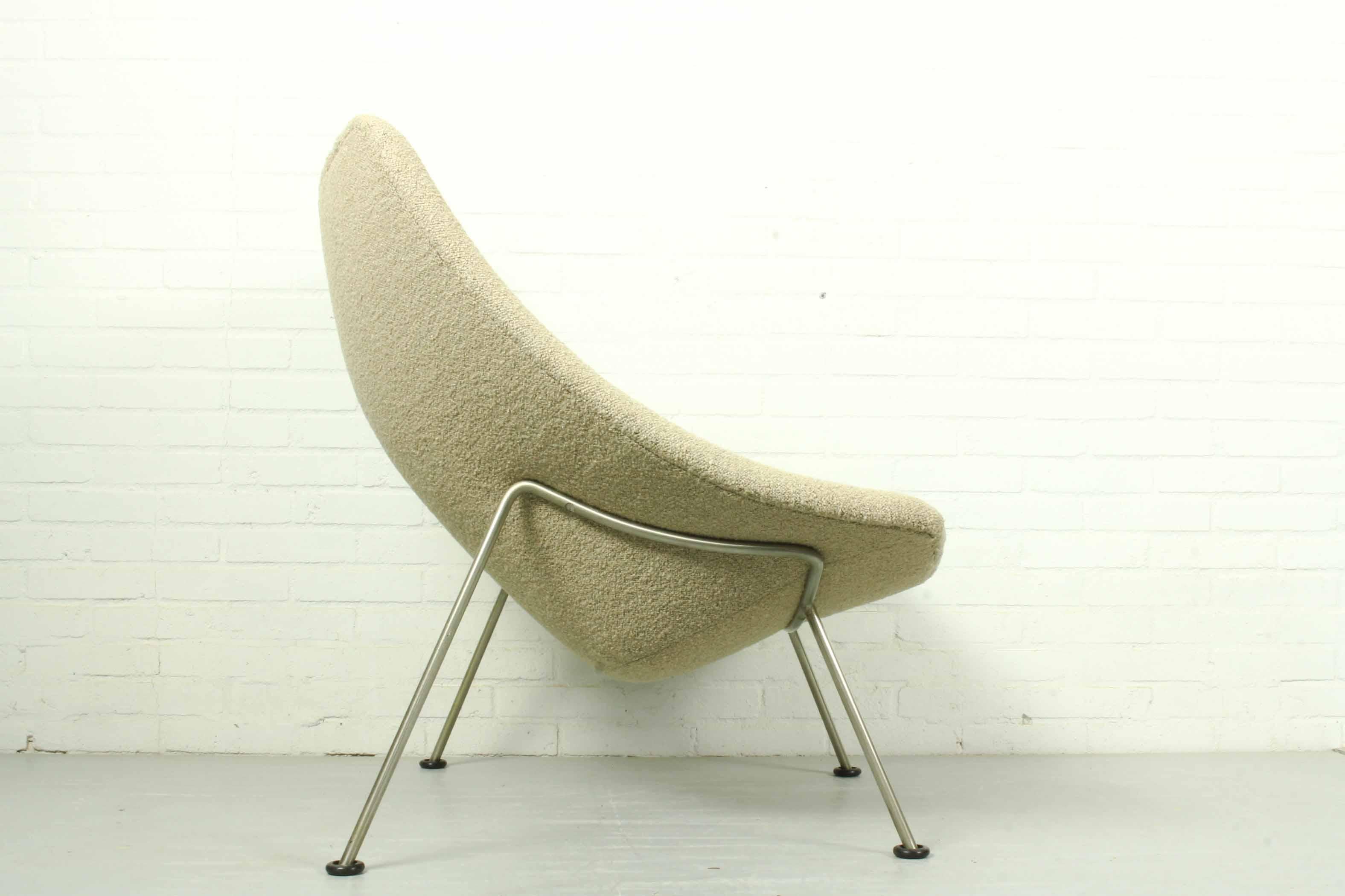 Mid-Century Modern Vintage Oyster Chair by Pierre Paulin for Artifort in Boucle Fabric