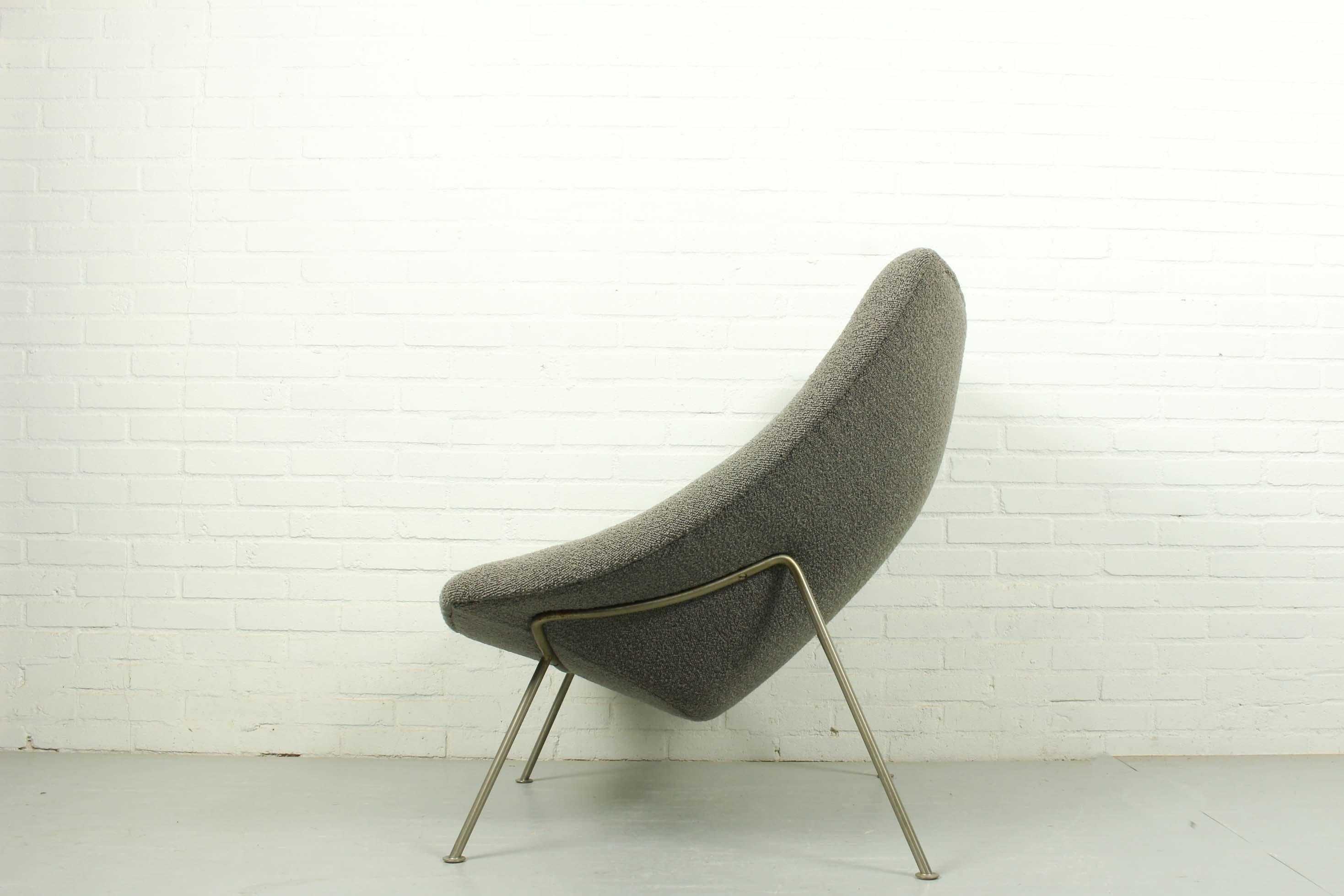 Model Oyster lounge chair by Pierre Paulin for Artifort, Netherlands, Shell covered with foam and upholstered in a beautiful dark grey fabric (De Ploeg). Base made of nickel-plated steel rods.