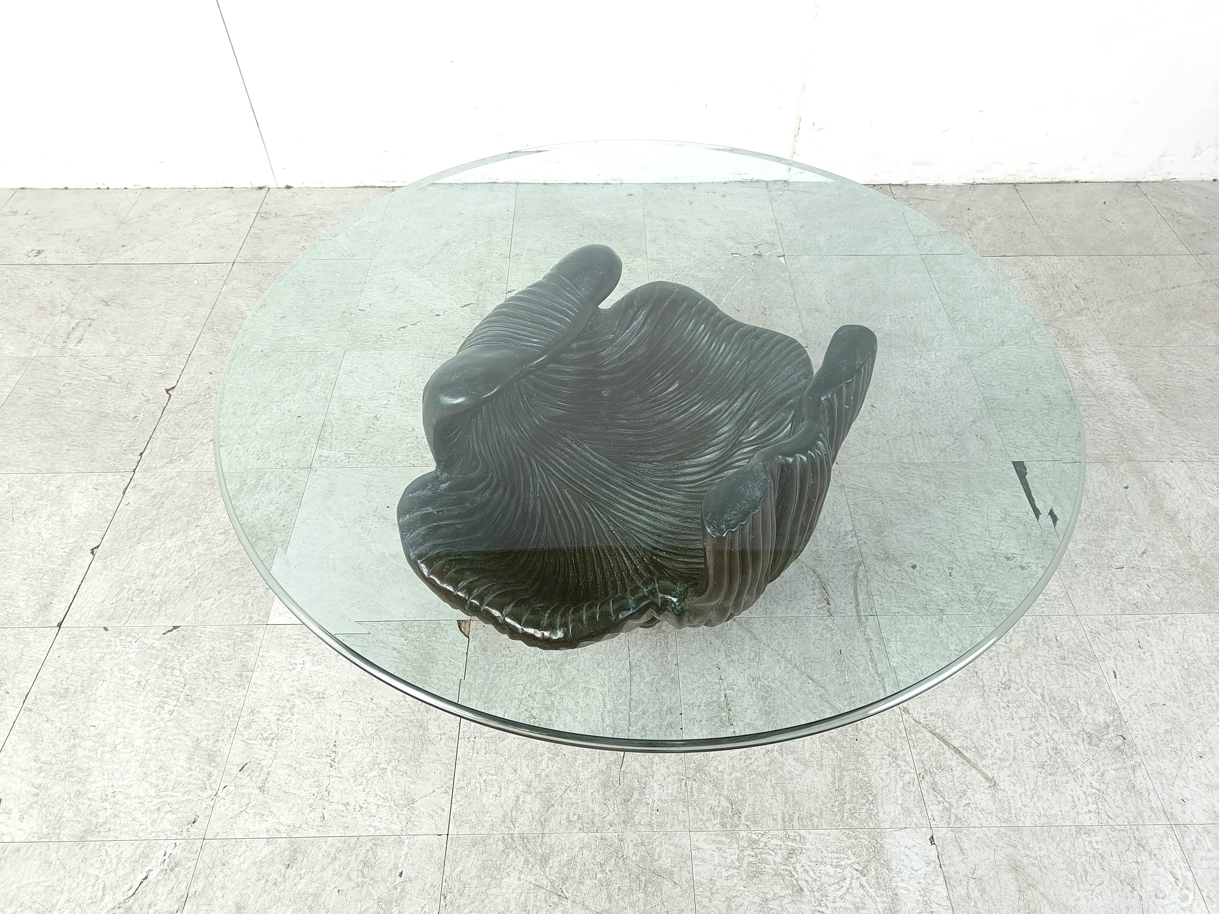 Sculptural bronzed metal coffee table with an oyster shaped base and a thick round glass table top. 

1980s - Italy

Good condition

Dimensions
Height: 41cm/16.14