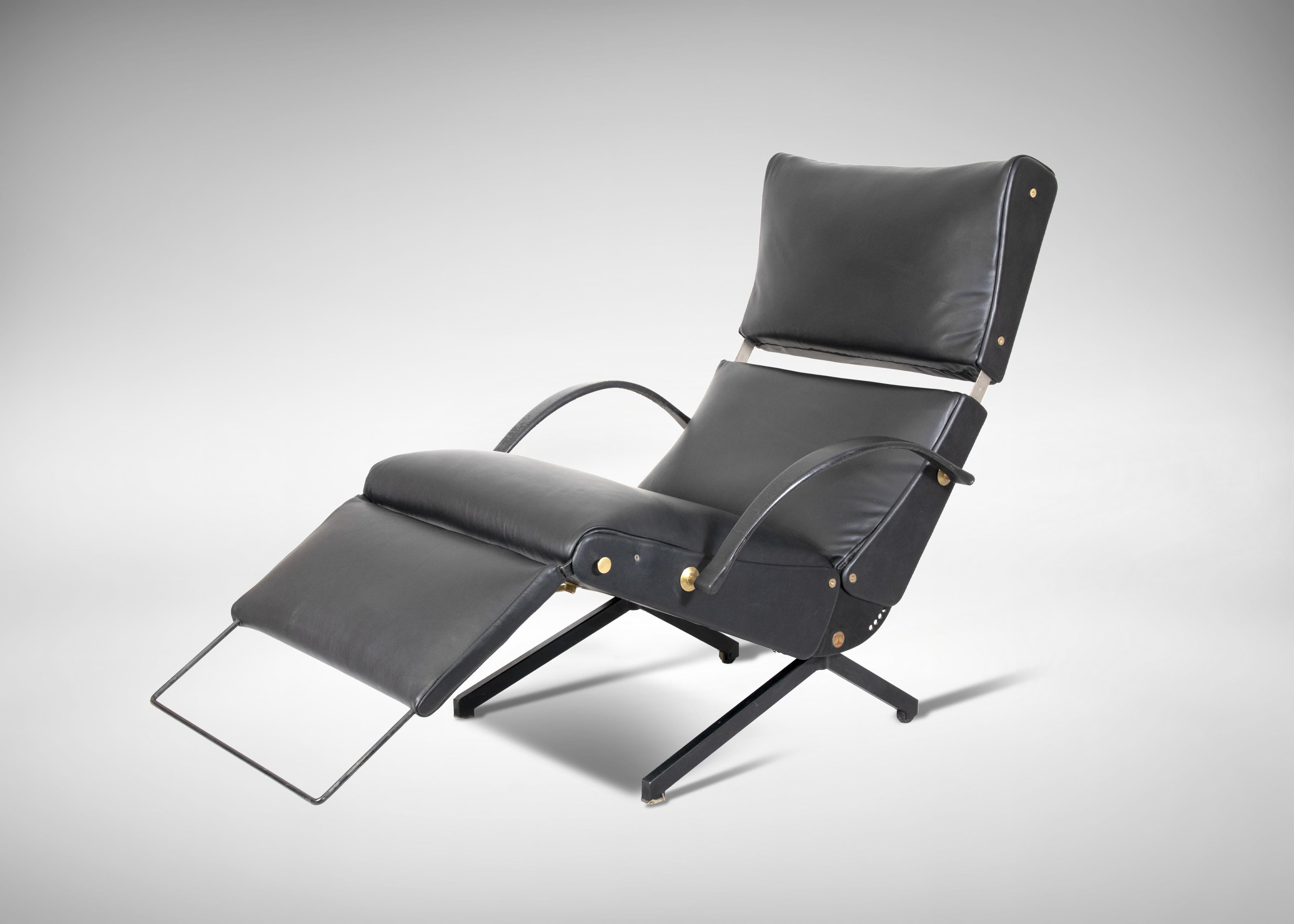 Vintage P40 Verstellbarer Sessel, realisiert von Osvaldo Borsani für Tecno, 1956. Erste Ausgabe dieses kultigen Sessels, in ausgezeichnetem Zustand.
Heute ist das P40 in seiner ersten, bis in die 1960er Jahre produzierten Auflage im MOMA in New York