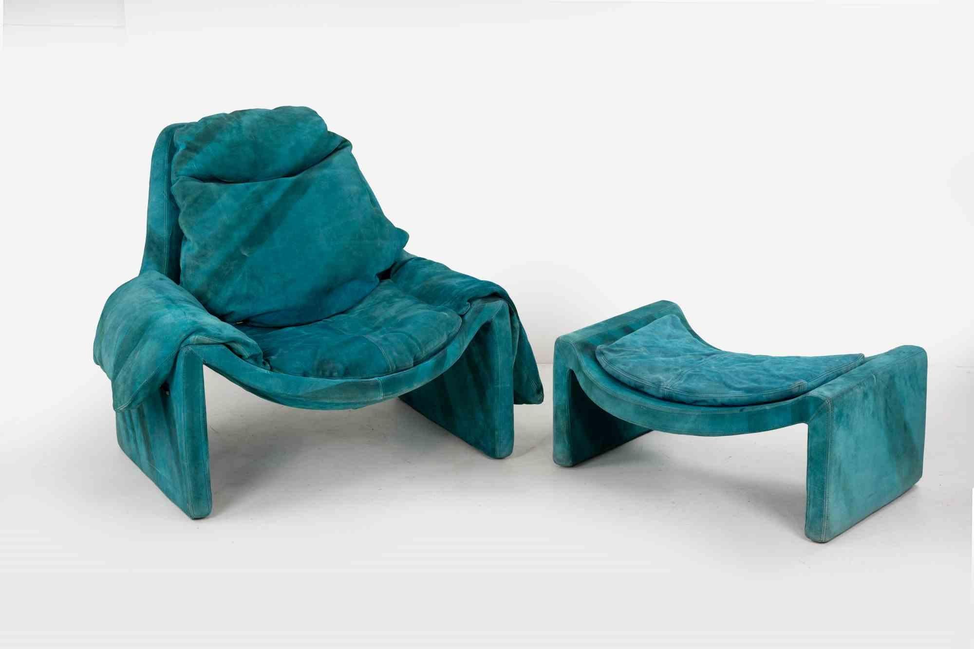 La poltrona e poggiapiedi vintage P60 è un sofisticato mobile di design realizzato negli anni '60 da Vittorio Introini (nato nel 1935).

Creato per Saporiti in velluto turchese.

Made in Italy, anni '60.

Buone condizioni, con alcuni segni