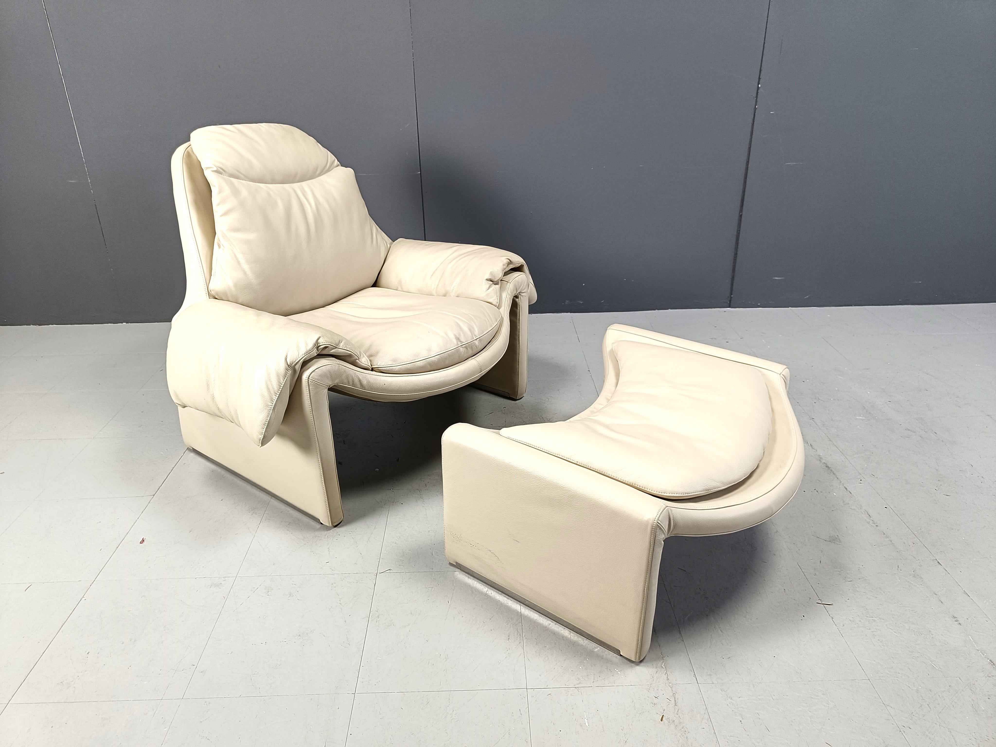 Vintage beige leather lounge chair with ottoman designed by Vittorio Introini for Saporiti Model P60.

Notice the way the ottoman nicely blends into the shape of the chair when put togheter.

Good overall condition with normal age related