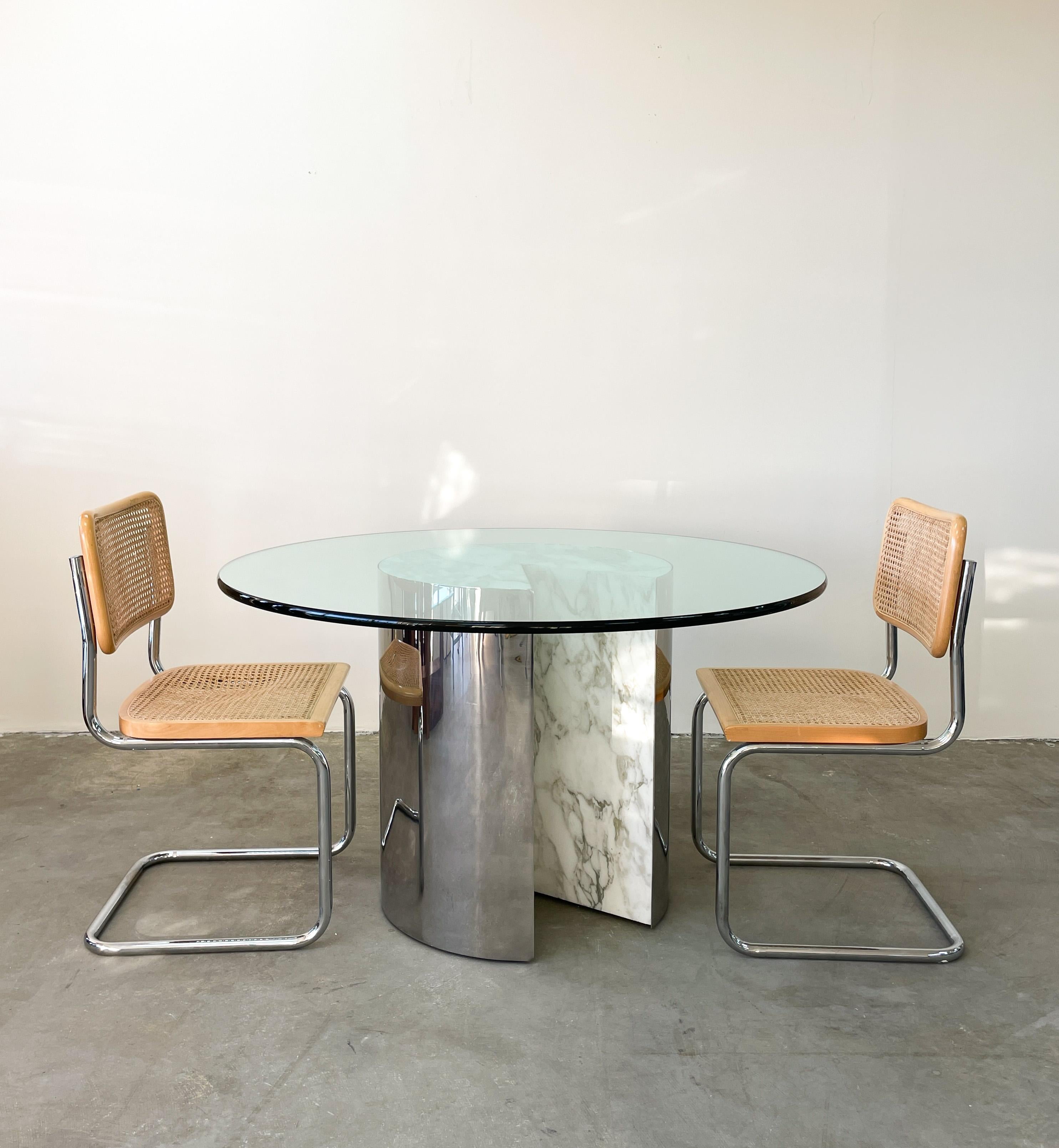 Vintage 70s, Pace Collection Table de salle à manger en chrome, marbre et verre.

La table a un centre en marbre massif et est enveloppée de chrome. Le marbre est blanc avec des veines gris clair. La base est munie de roues pivotantes et il est