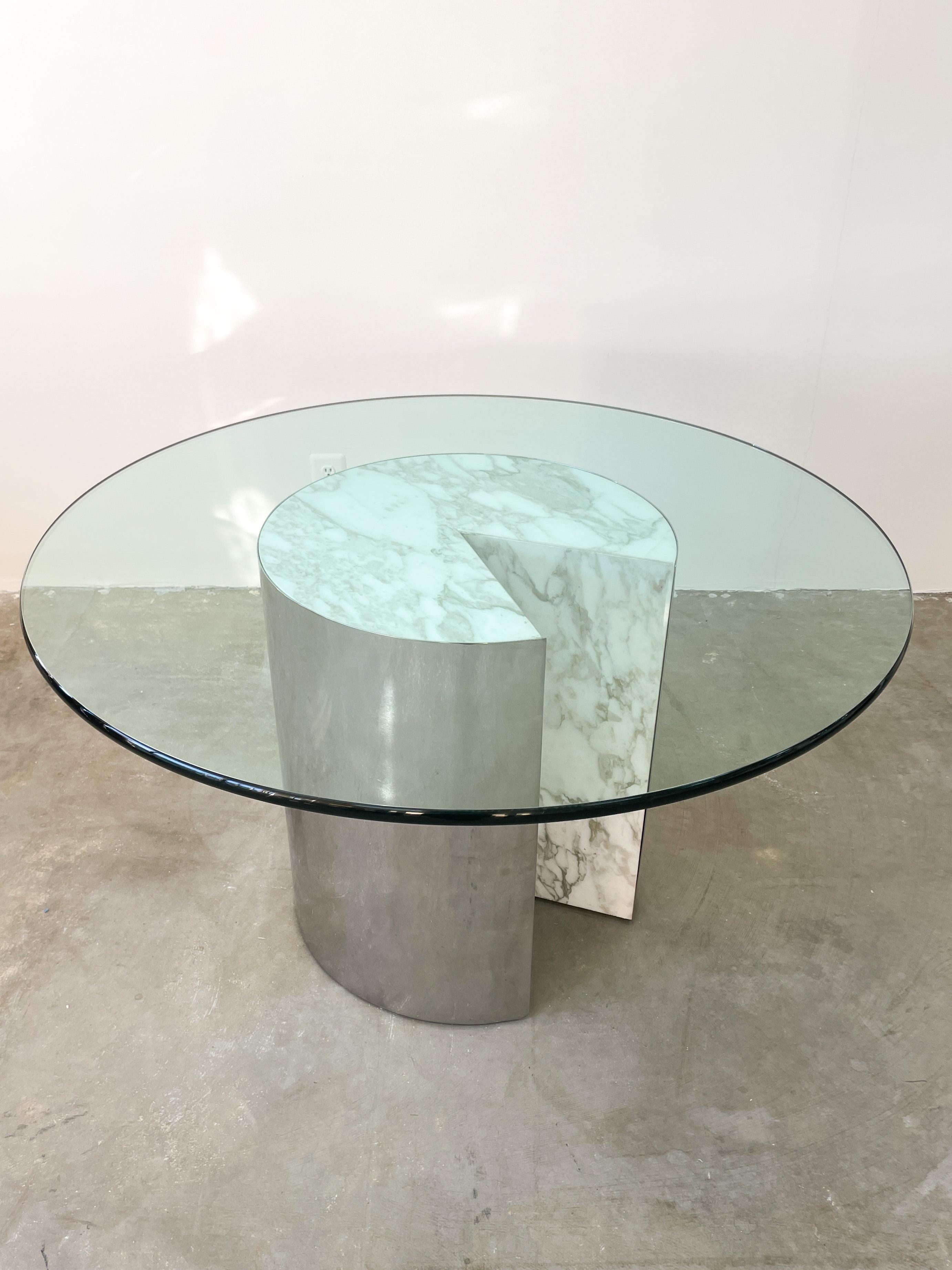 Inconnu Table de salle à manger ronde vintage Pace Collection chrome et verre marbré 70s en vente