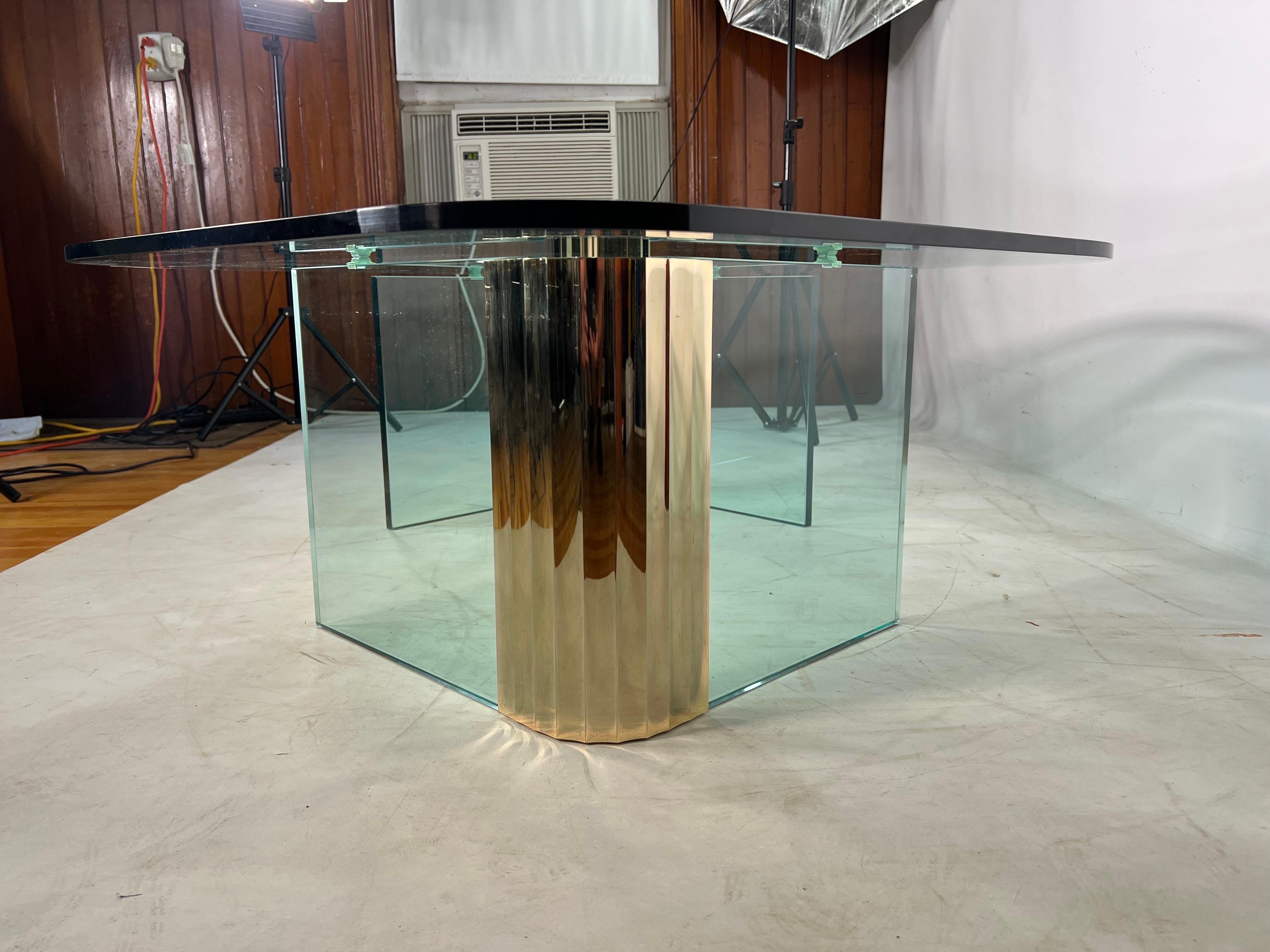 Couchtisch aus Messing und Glas mit Wasserfallmuster aus der Pace-Kollektion (Moderne der Mitte des Jahrhunderts) im Angebot