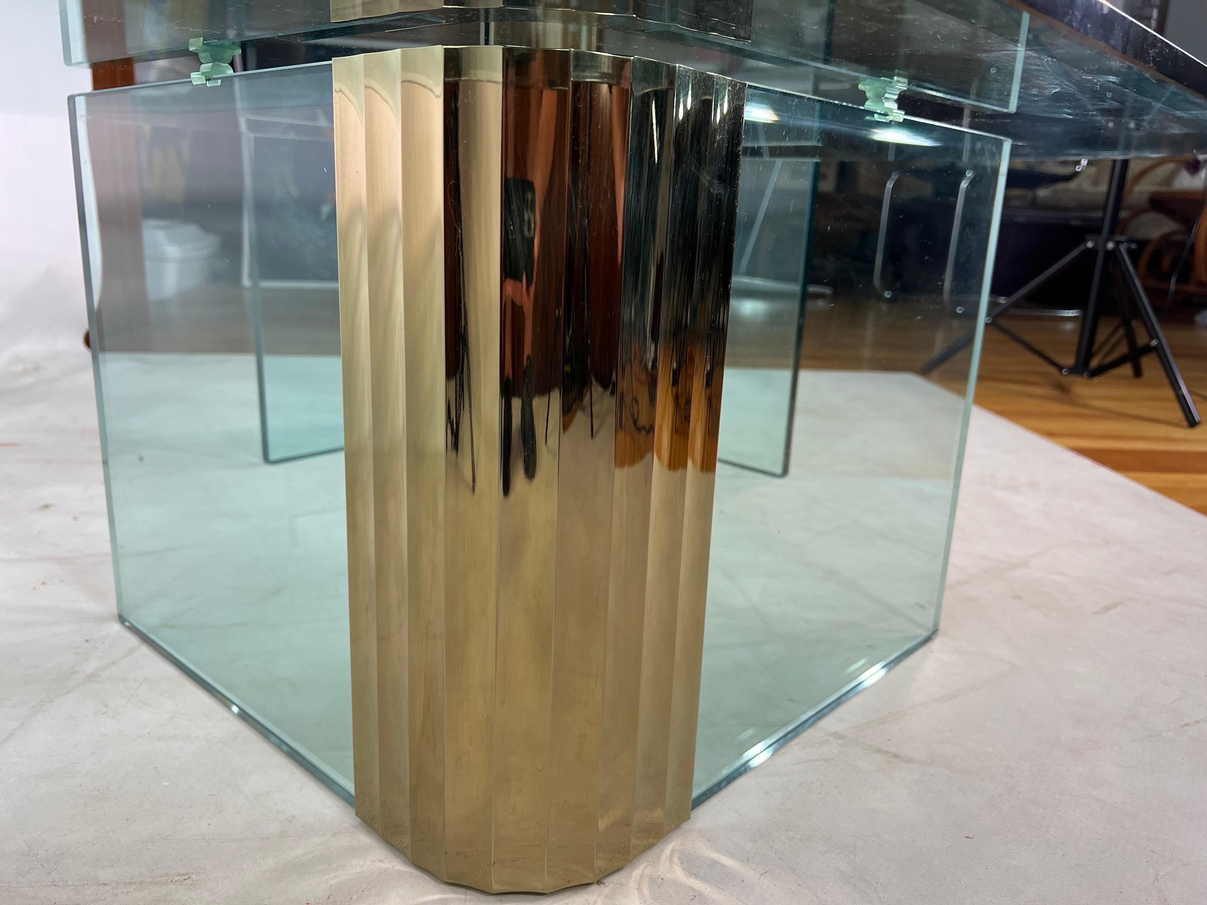 Couchtisch aus Messing und Glas mit Wasserfallmuster aus der Pace-Kollektion im Zustand „Gut“ im Angebot in Esperance, NY
