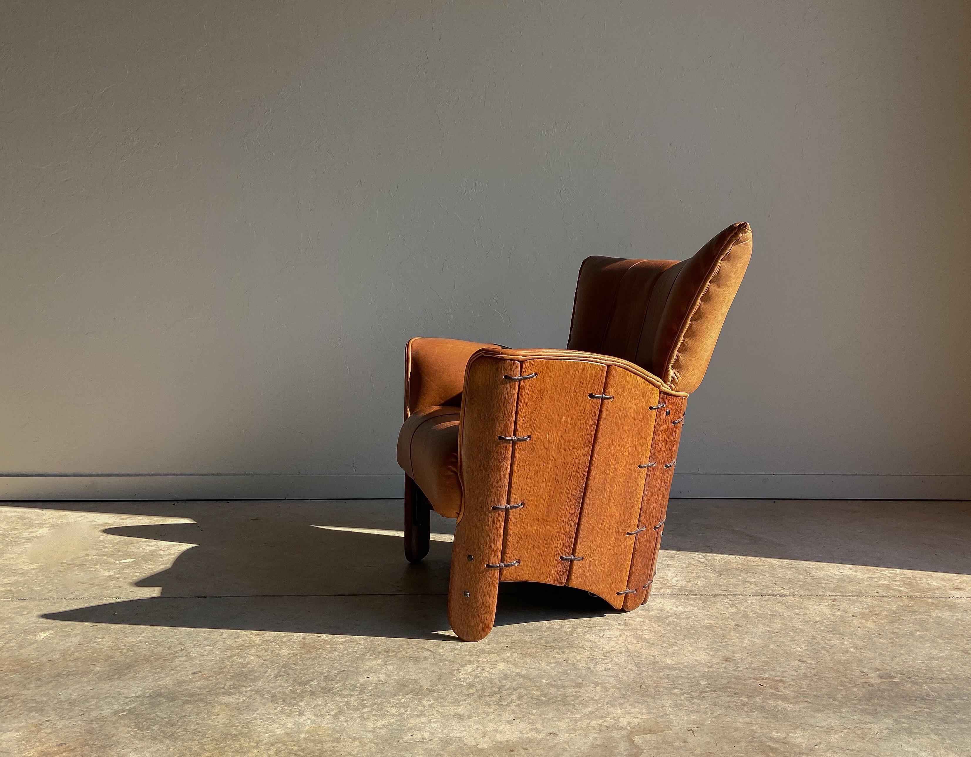 Pacific Green Moorea Leather Lounge Chair In Good Condition In Round Rock, TX