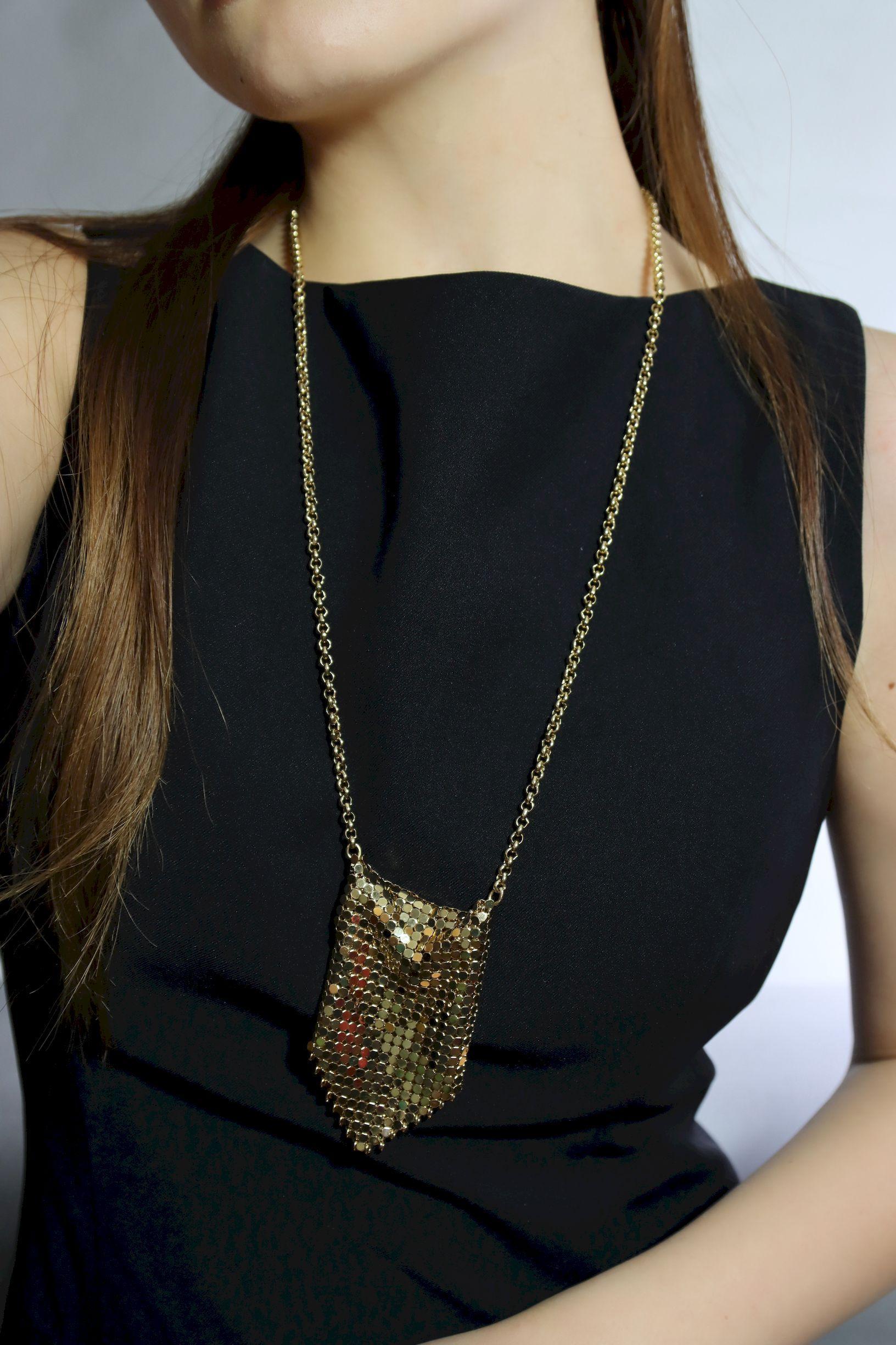 Vintage Paco Rabanne Gold Tone Chainmail Mini Handtasche Halskette

Markiert:
paco rabanne

Ungefähre Abmessungen:
71 cm (Länge) 
4,8 cm (Breite des Geldbeutels)
8 cm (Länge des Geldbeutels)
45,4 Gramm Gewicht.

** Diamanten und Farbsteine werden so