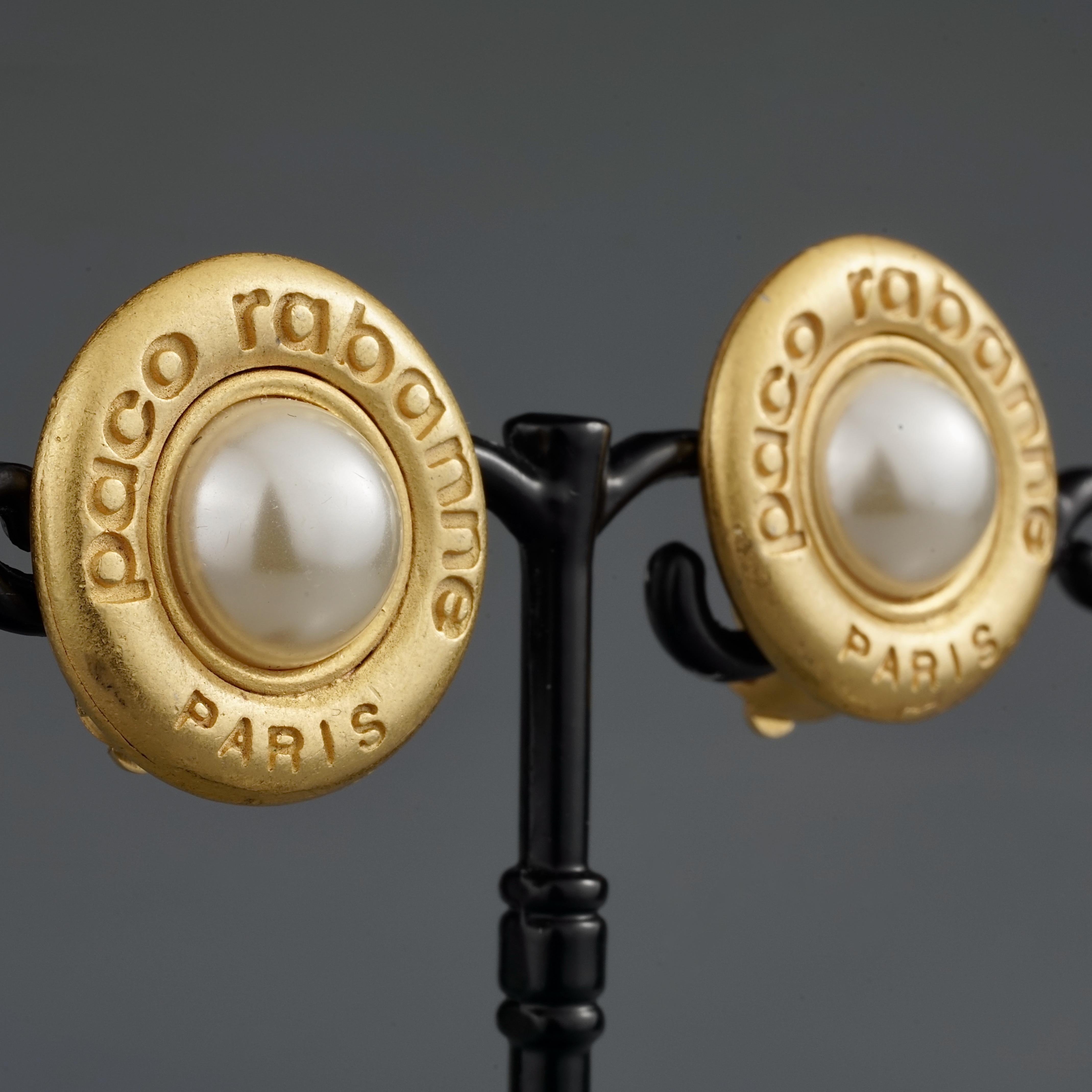 Vintage PACO RABANNE Logo Pearl Earrings In Excellent Condition For Sale In Kingersheim, Alsace
