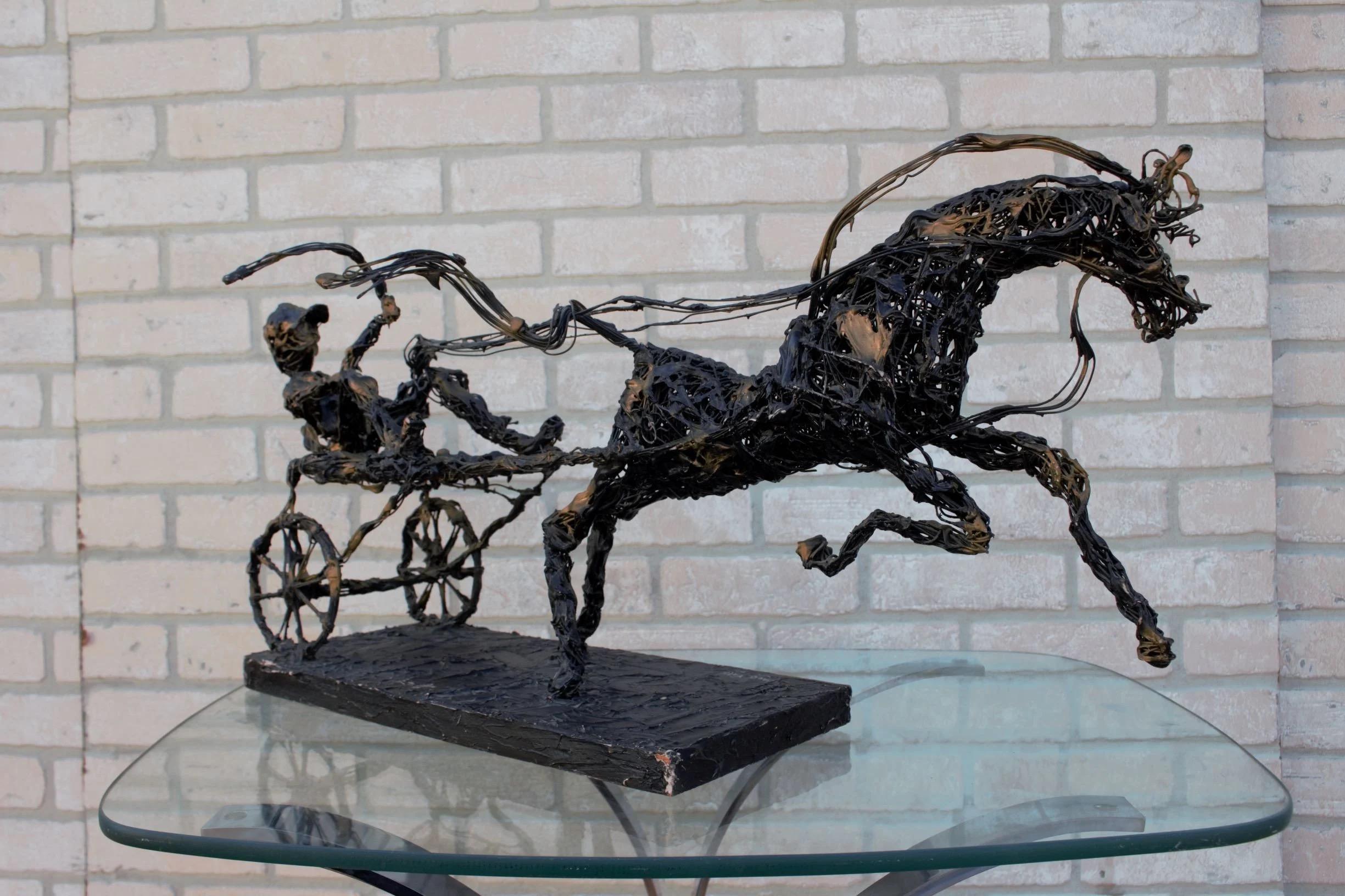 Escultura Brutalista Vintage Paco Valle Caballo y Jinete, Firmada

Esta dinámica escultura es un exquisito ejemplo de las habilidades de Paco Valle en el arte del alambre envuelto. La pieza representa un caballo y un jinete en movimiento, y está