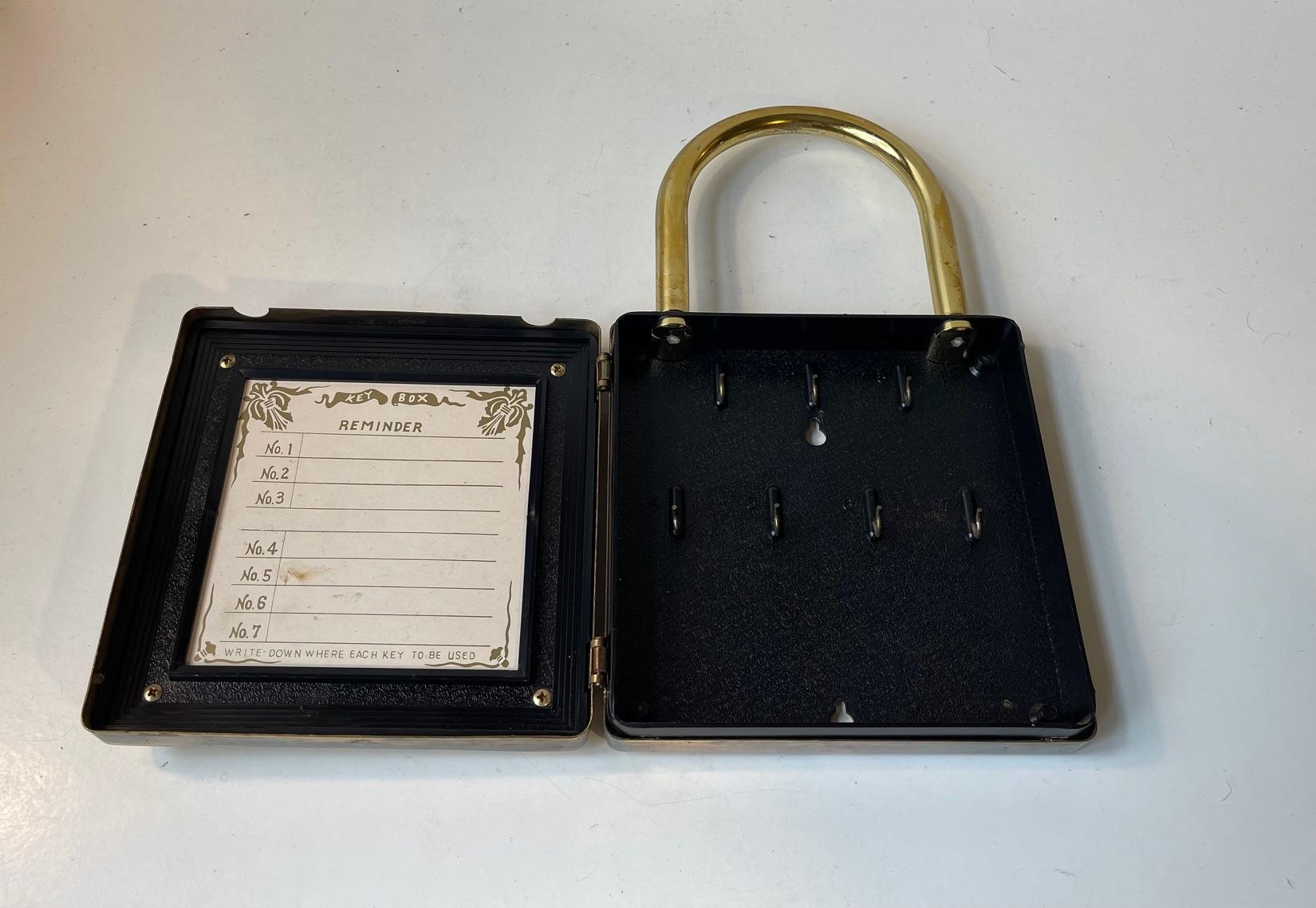 Vintage Padlock Key Box in Patinated Brass, Japan 1980s In Good Condition For Sale In Esbjerg, DK