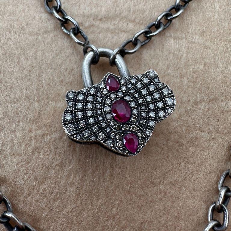 Collier vintage en forme de cadenas avec diamants et rubis en vente 5
