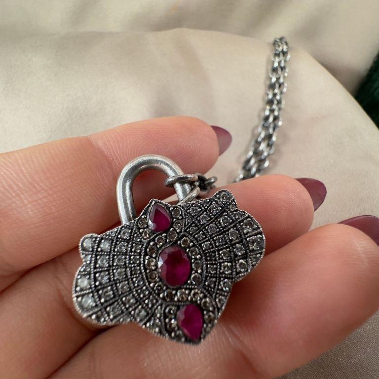 Taille poire Collier vintage en forme de cadenas avec diamants et rubis en vente