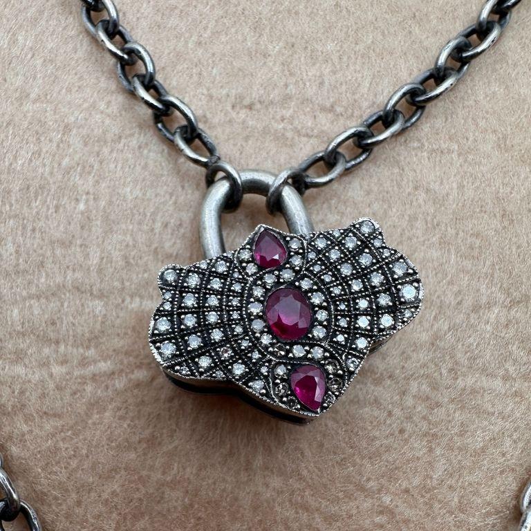 Collier vintage en forme de cadenas avec diamants et rubis en vente 1