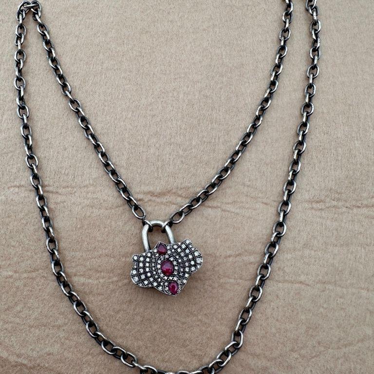 Collier vintage en forme de cadenas avec diamants et rubis en vente 2