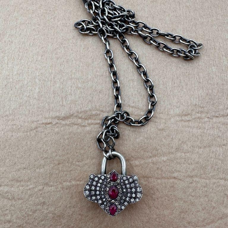 Collier vintage en forme de cadenas avec diamants et rubis en vente 3