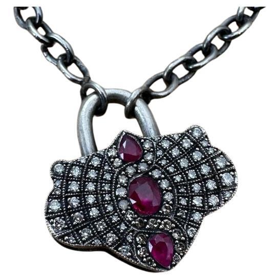 Collier vintage en forme de cadenas avec diamants et rubis