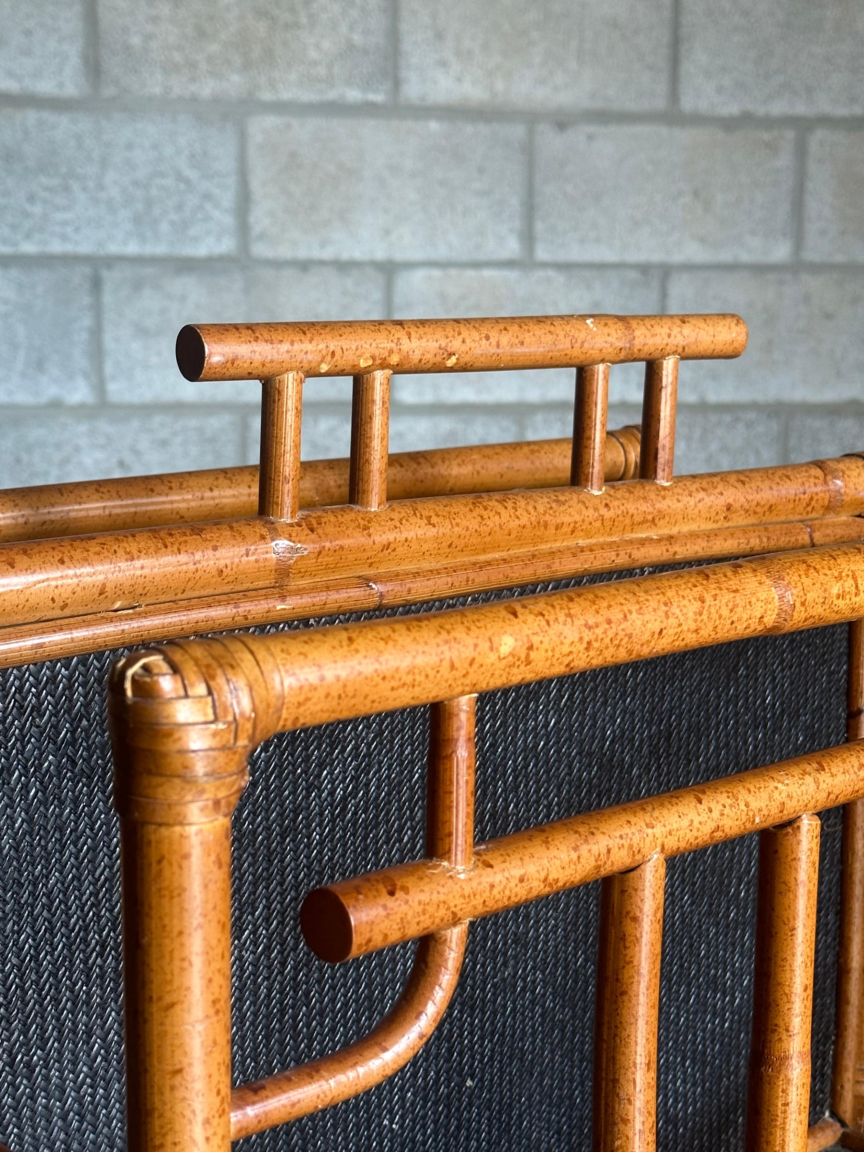 Vintage Pagode British Colonial Style Bambus und Cane Magazine Rack - ein Paar im Angebot 5